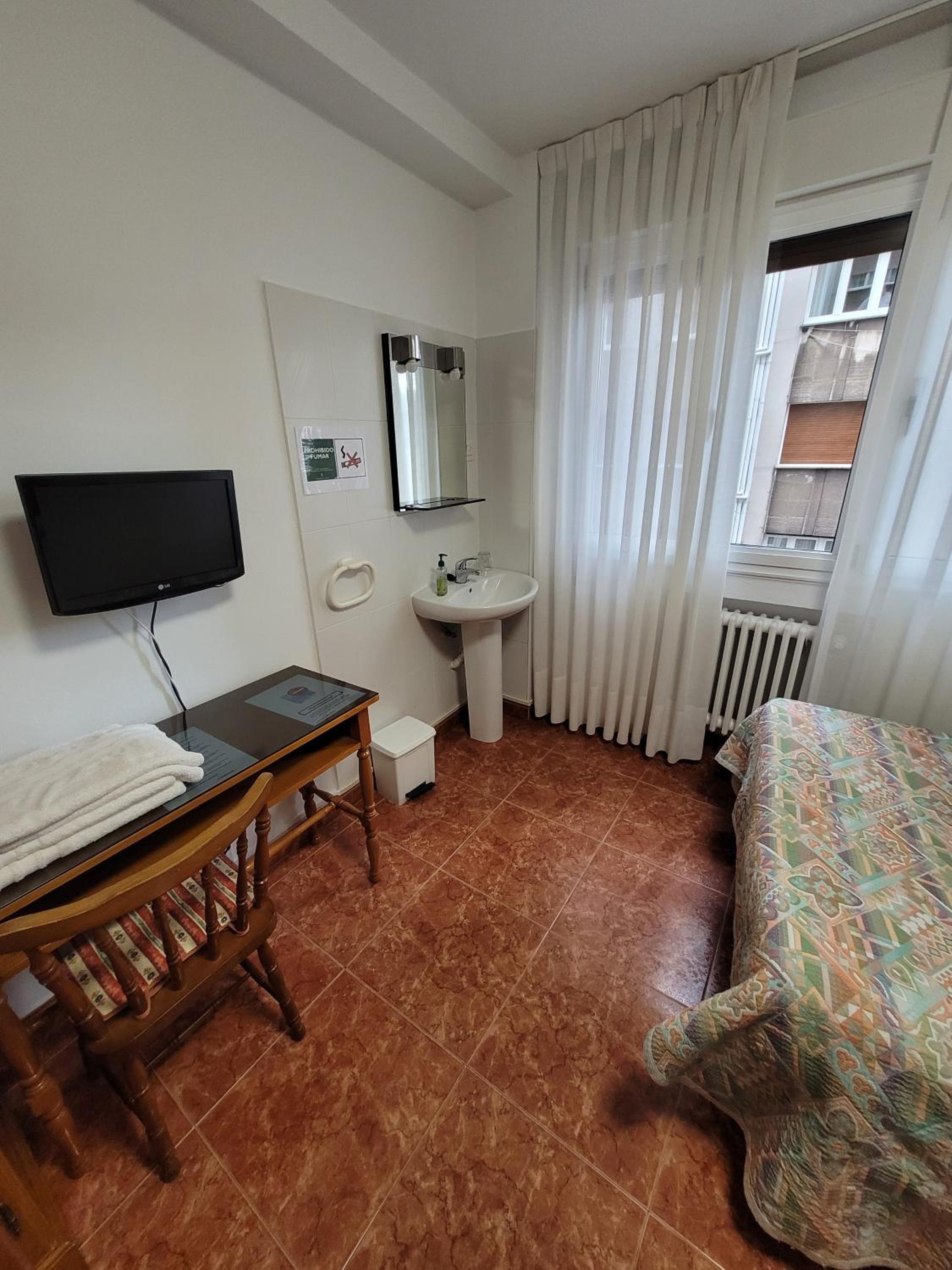 Habitación Estándar con Dos Camas y Baño Compartido