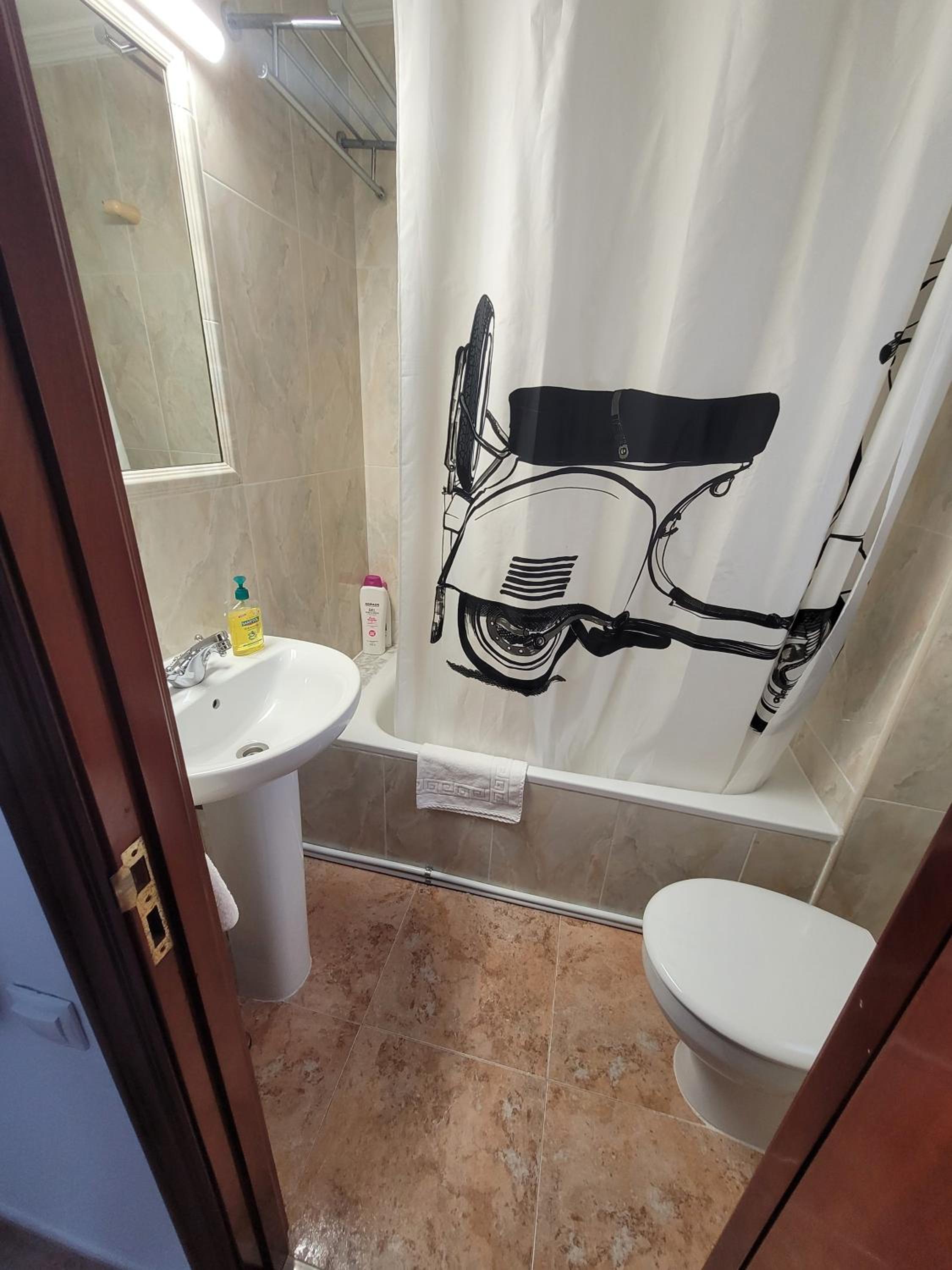 Quadruple Room with Private Bathroom - Photo 5
