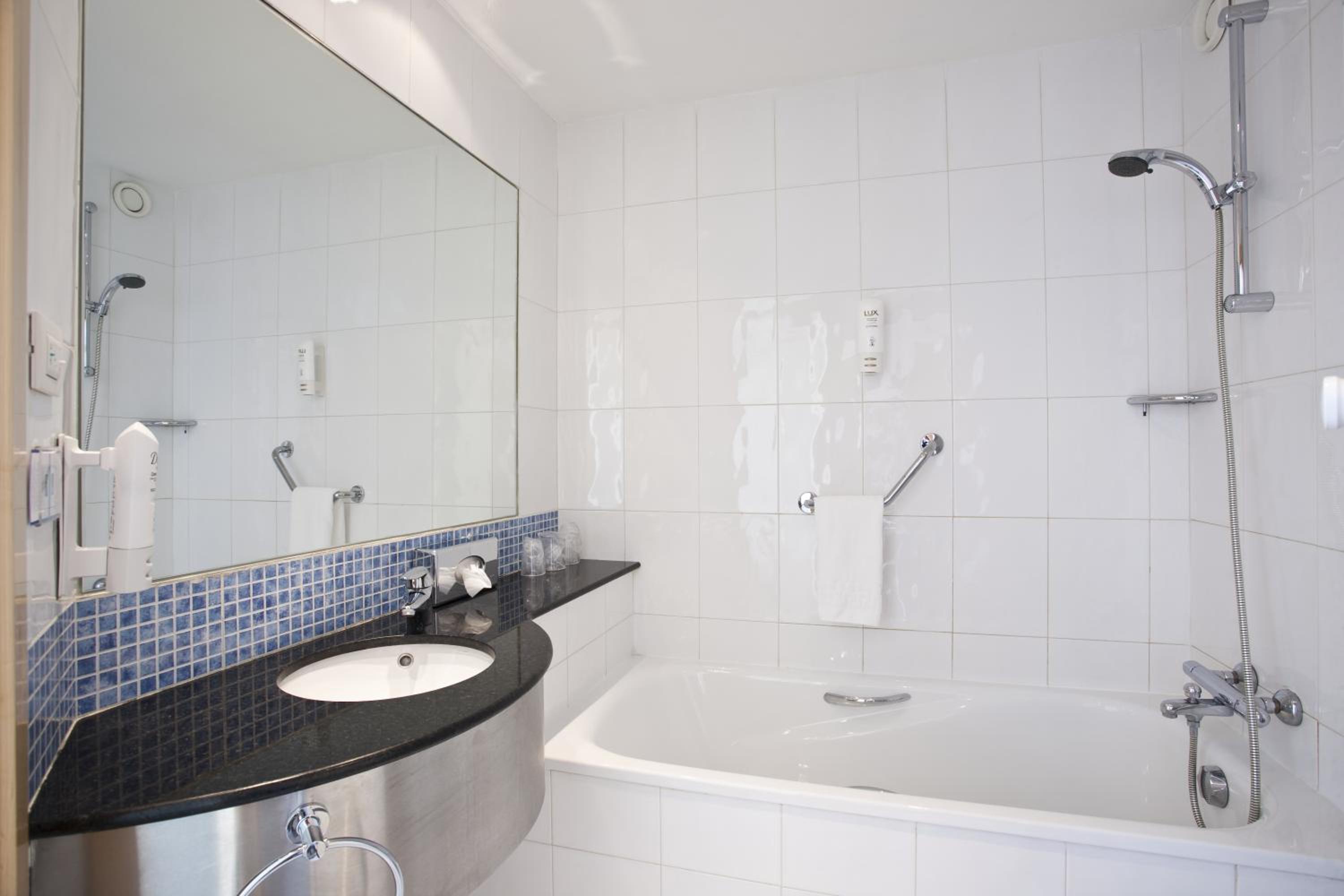 Standard Twin Room with Free Breakfast - Photo 9