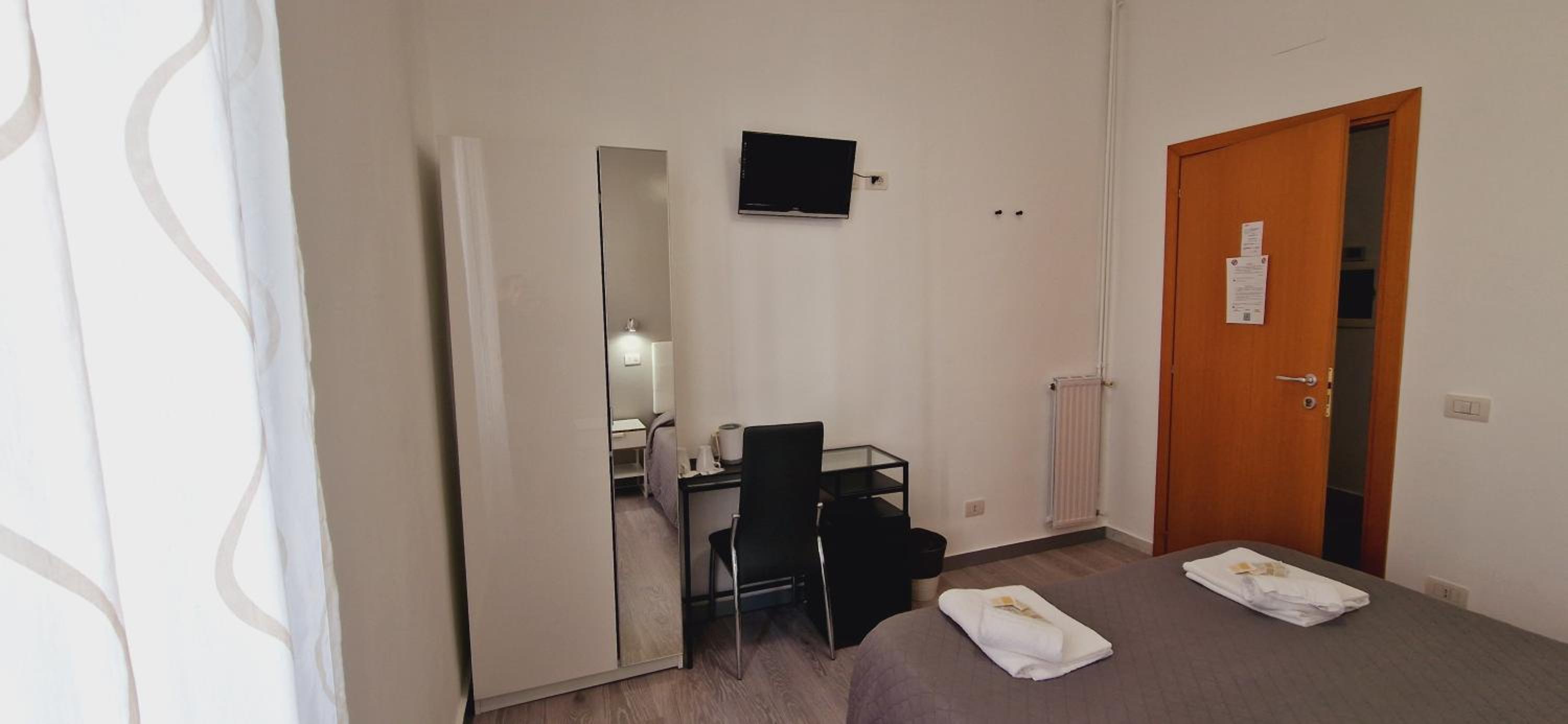 Double Room with Private External Bathroom photo 2