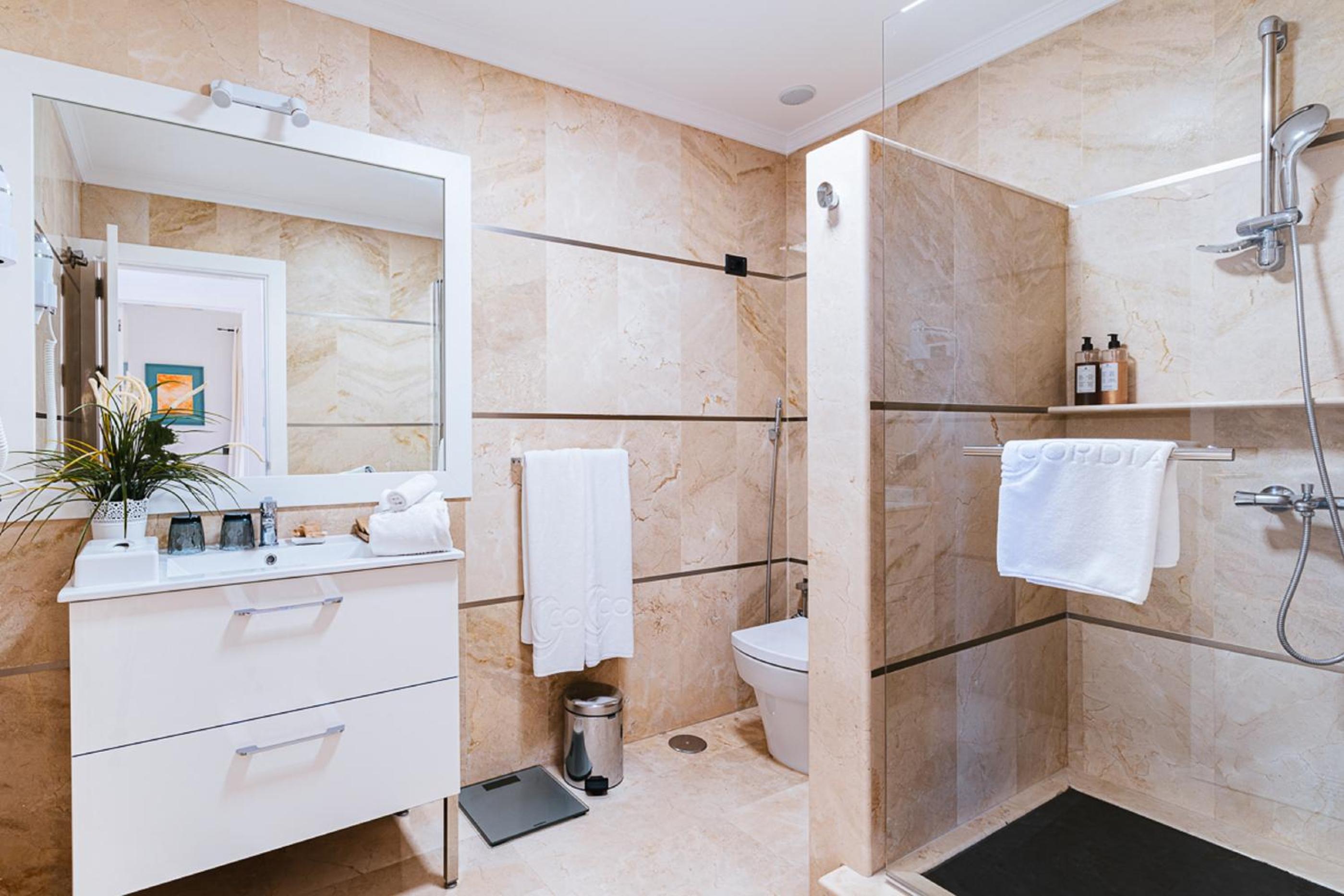 Classic Two Bedroom photo 3