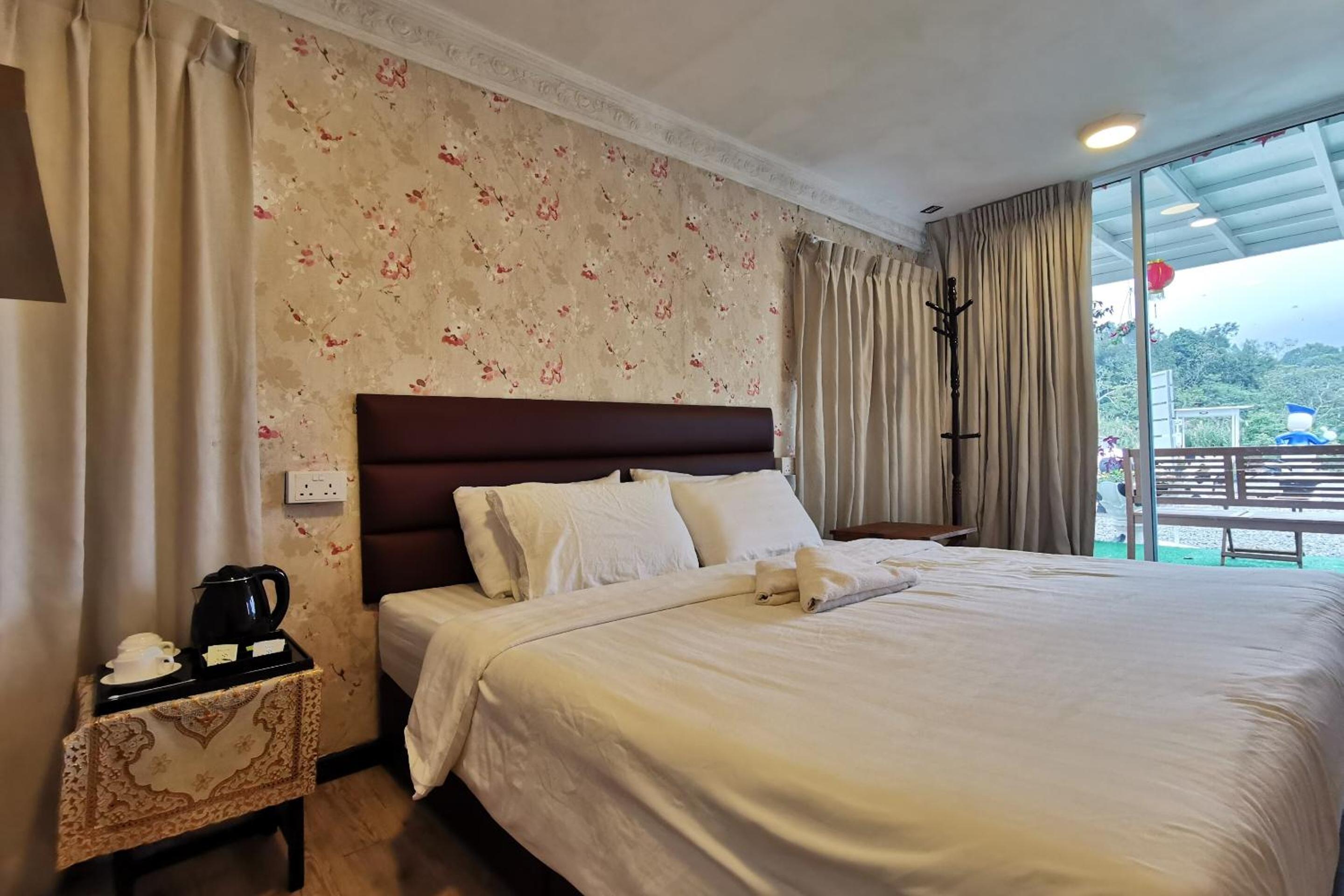Deluxe King Room - Photo 3