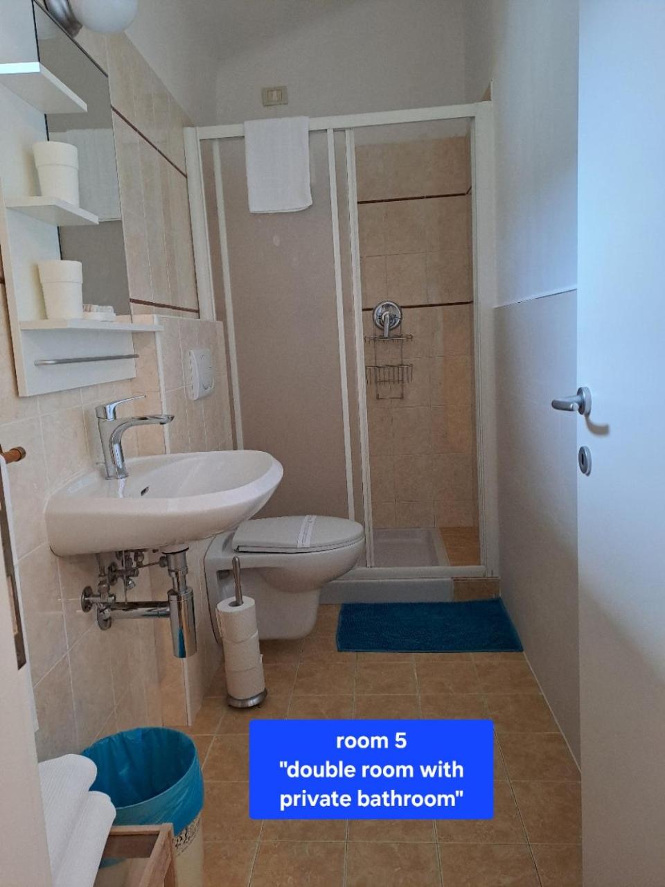 Double Room with Private Bathroom - Photo 3