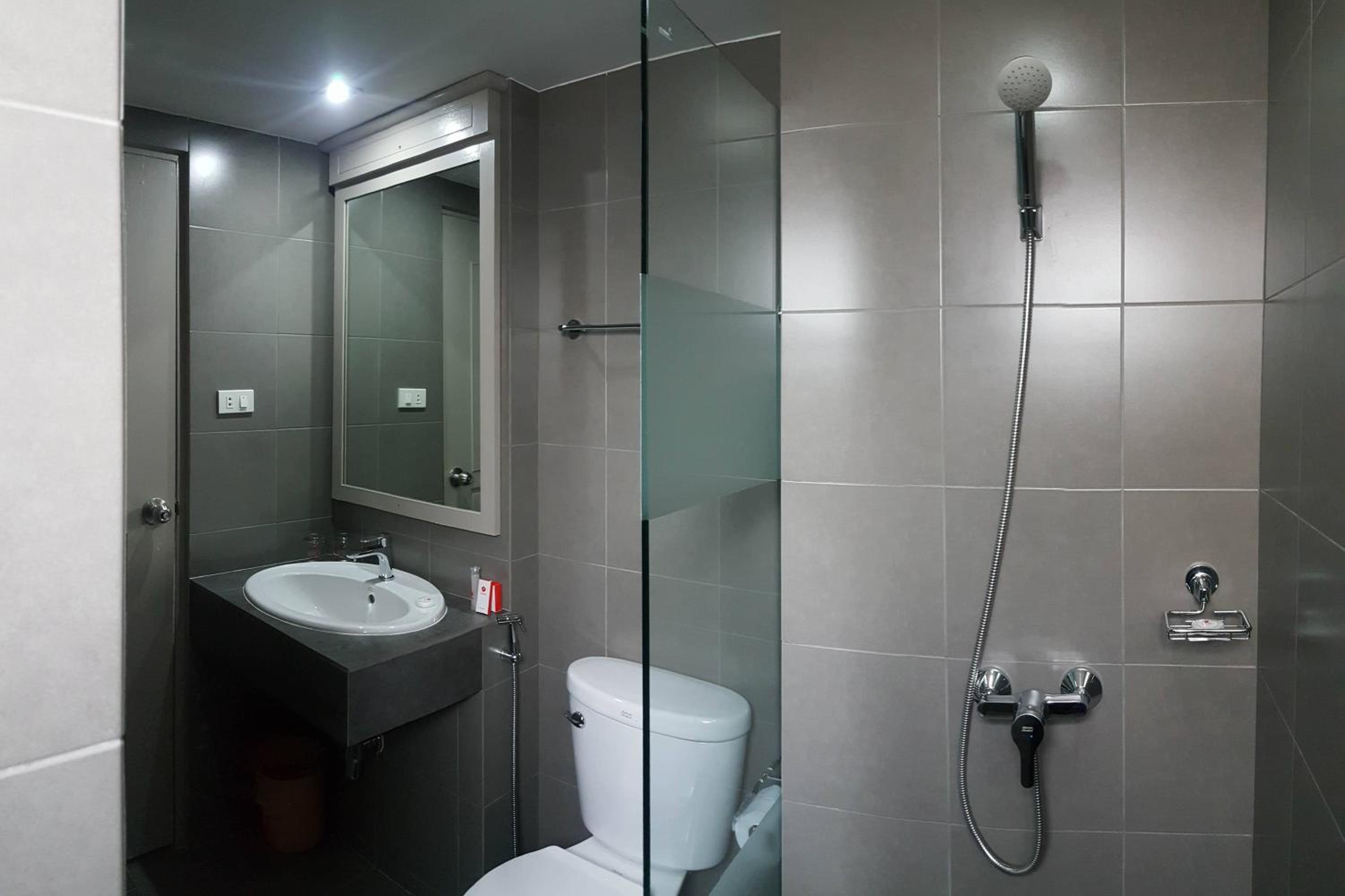 Deluxe King Room with City View - Photo 9