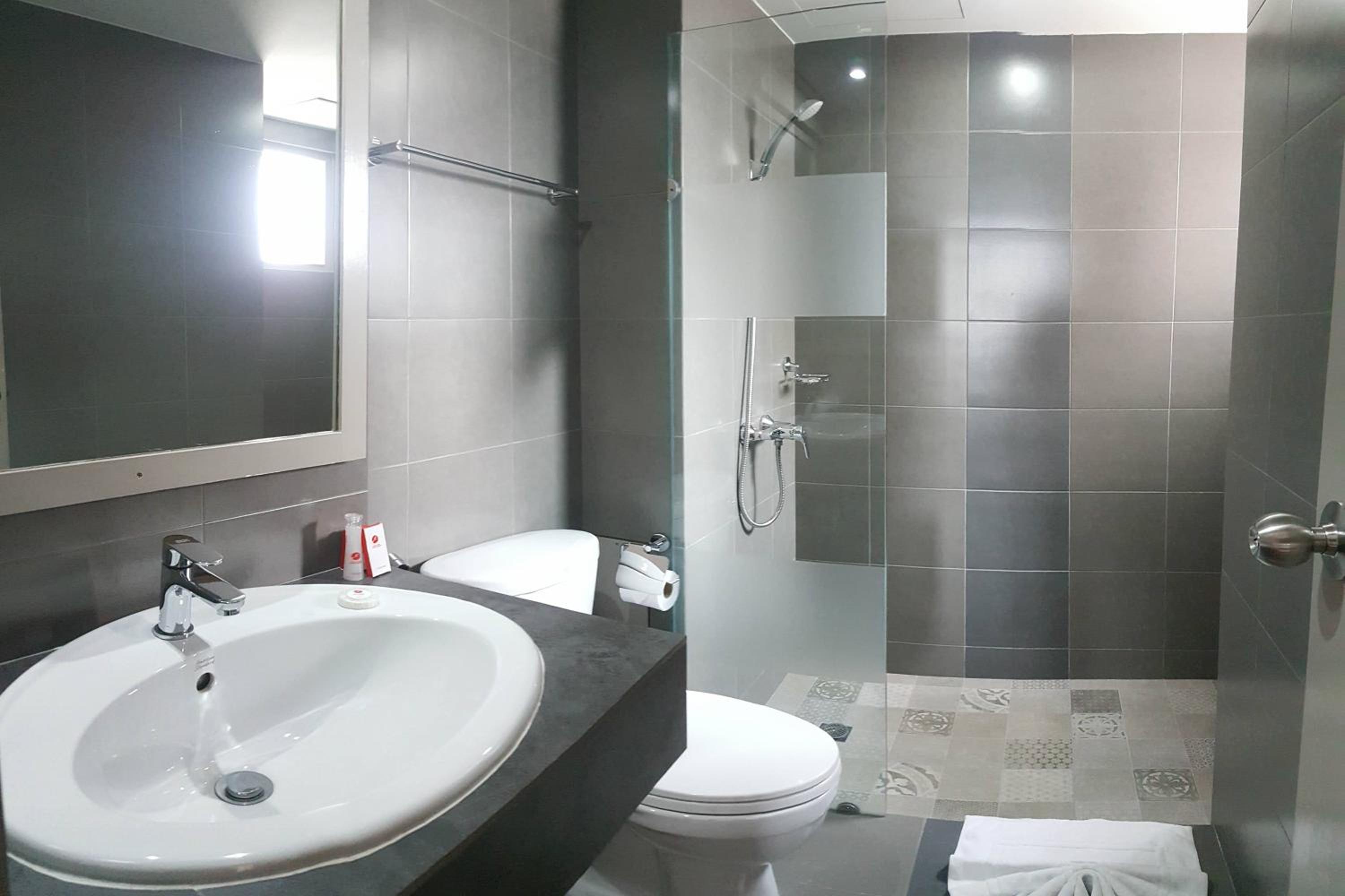 Deluxe King Room with City View - Photo 10
