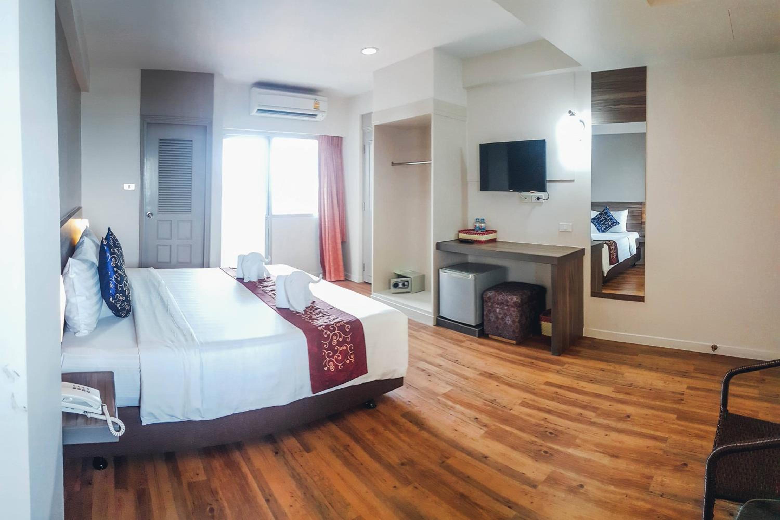 Deluxe King Room with City View - Photo 5
