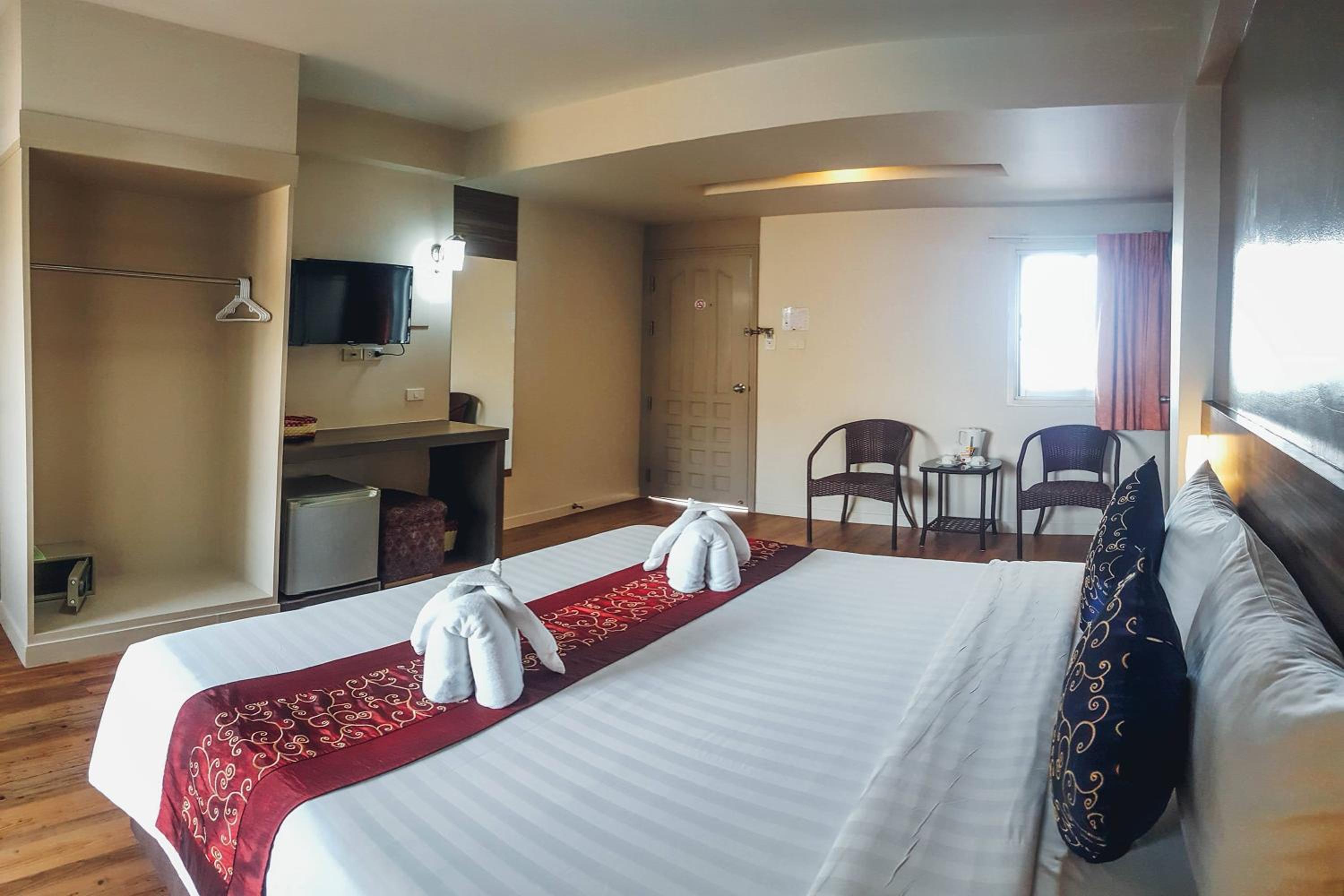 Deluxe King Room with City View - Photo 4