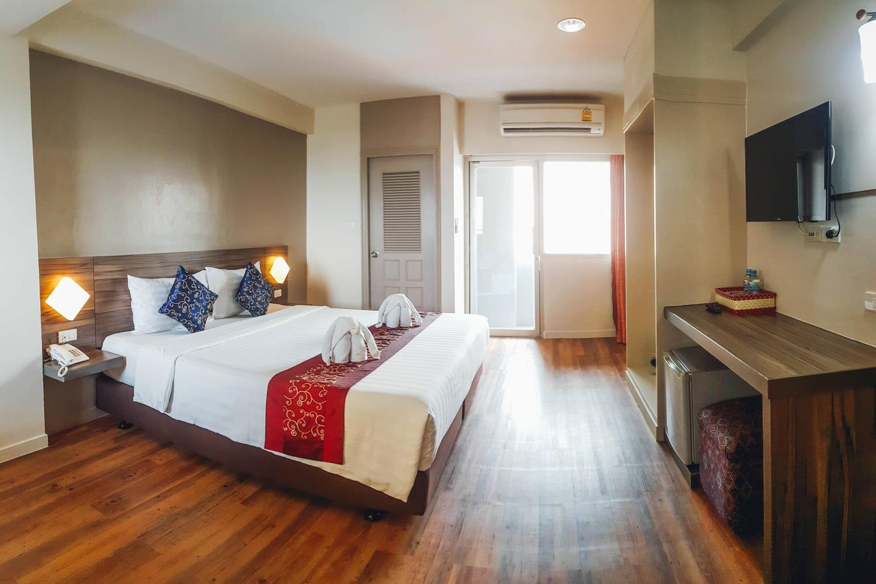 Deluxe King Room with City View - Photo 8