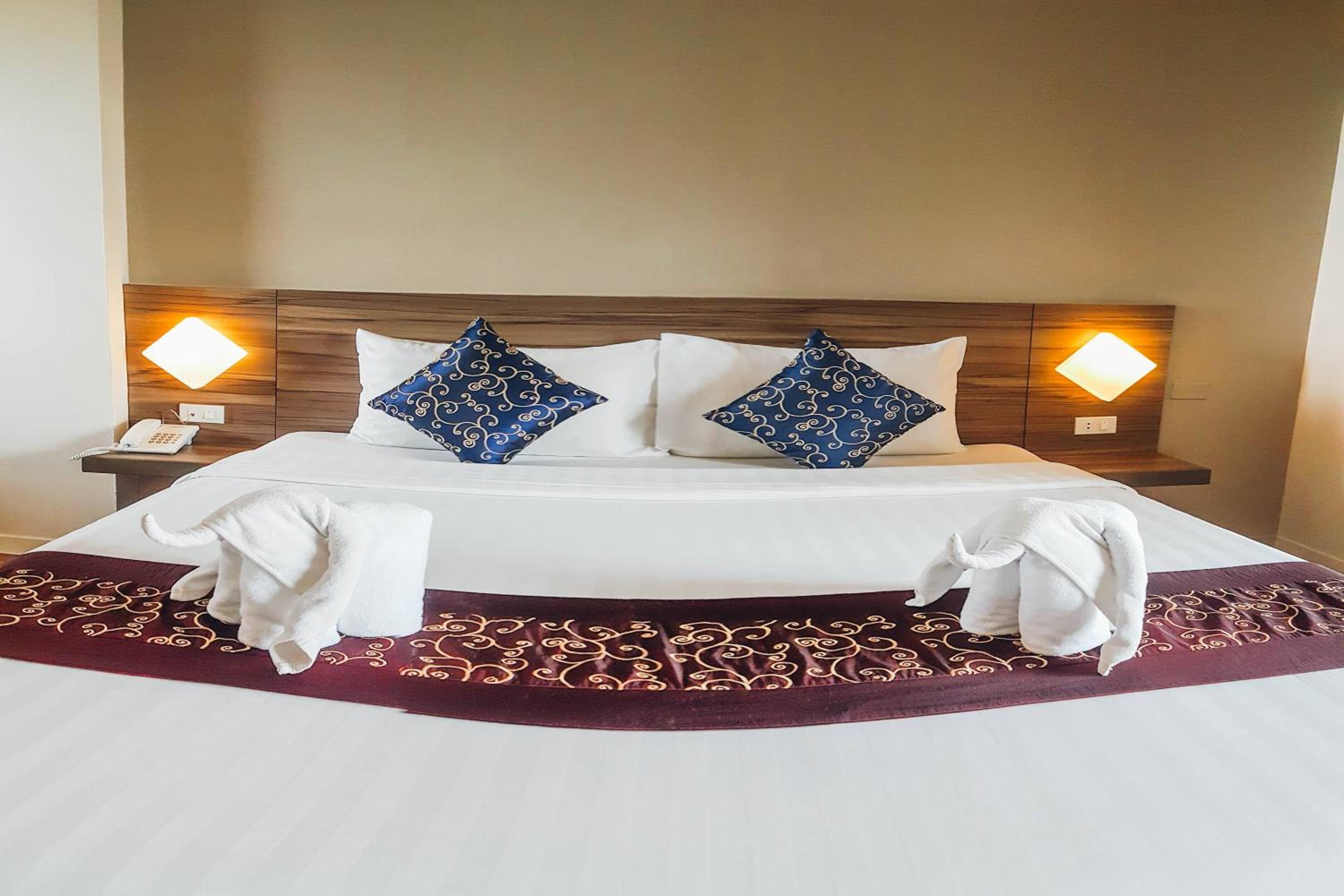 Deluxe King Room with City View - Photo 7