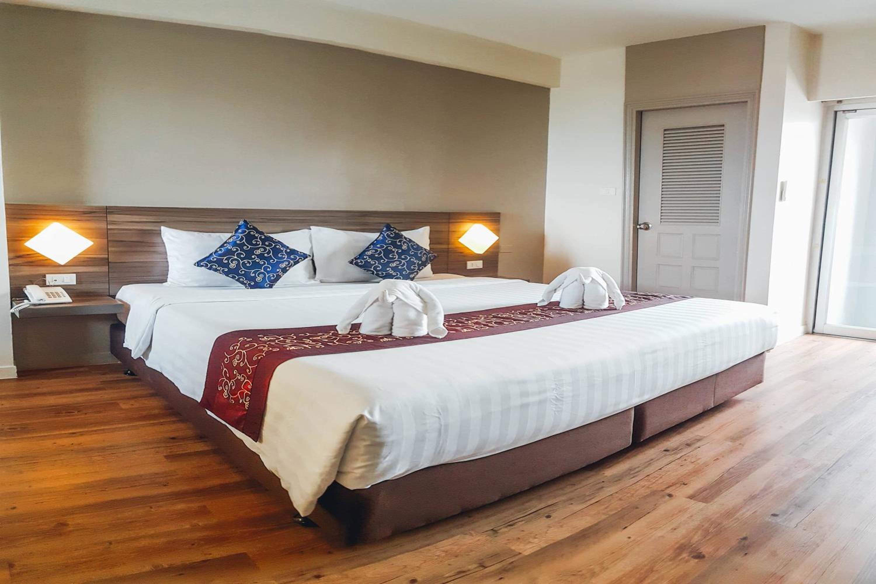 Deluxe King Room with City View - Photo 6
