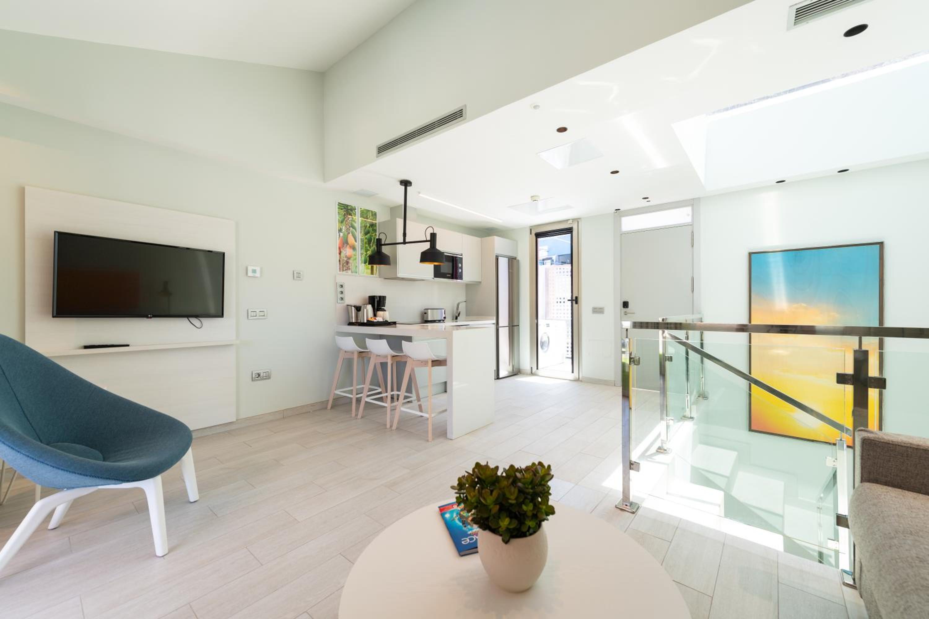 Two Bedroom Duplex Holiday Home With Private Jacuzzi - 2 Bathrooms (5 Adults)  photo 3