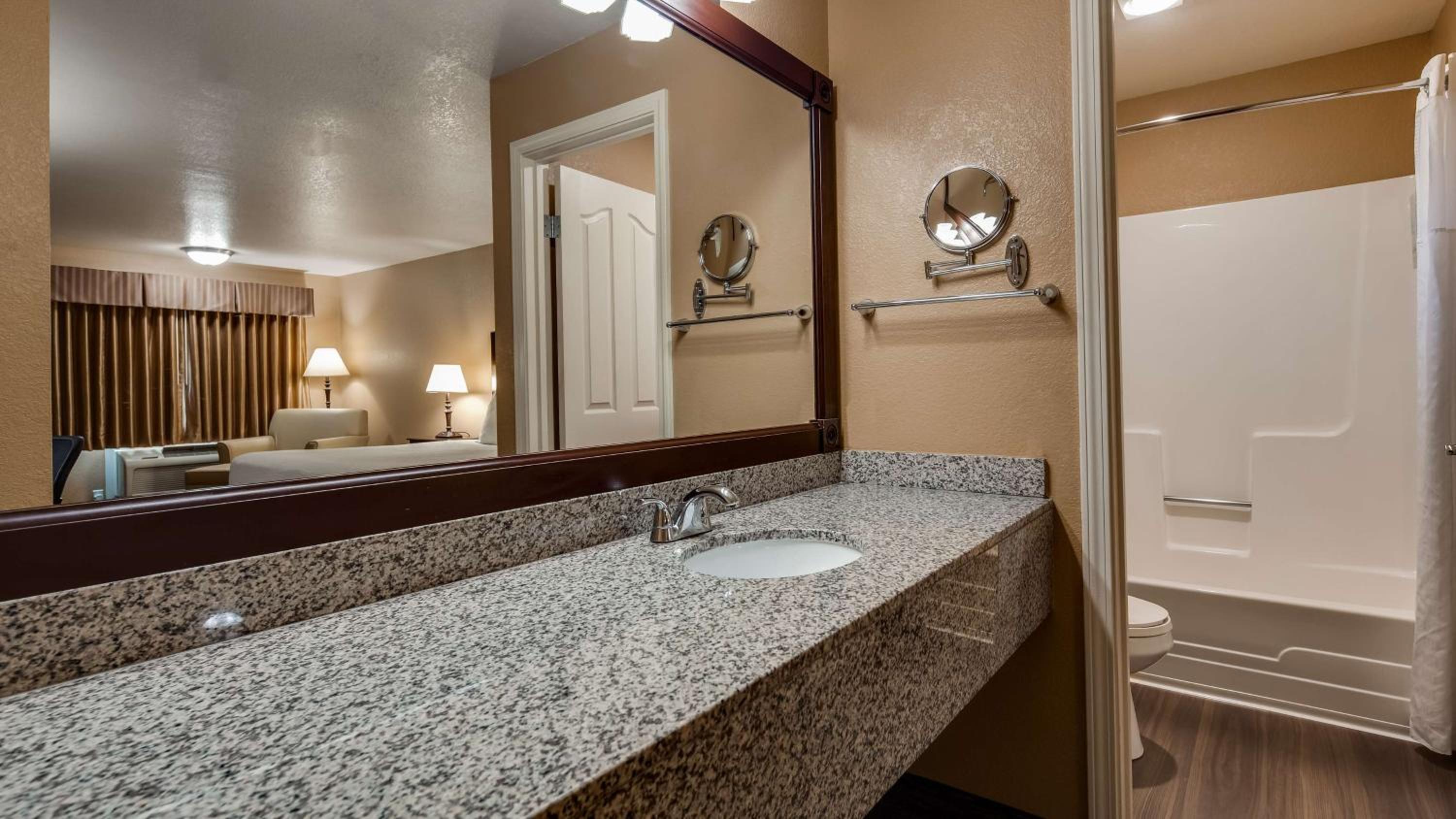 King Room - Non-Smoking photo 3