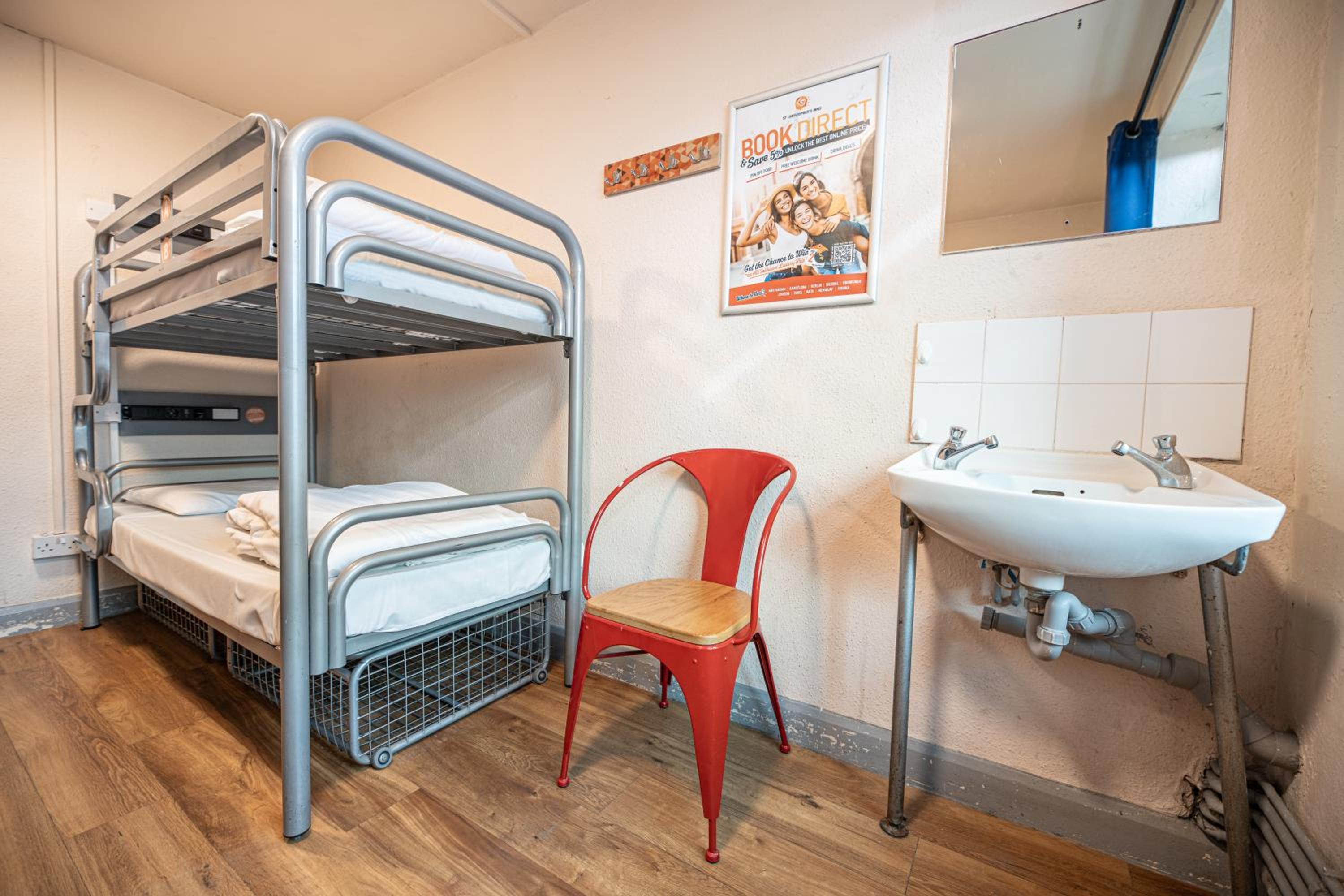 Bed in 4-Bed Female Dormitory Room with External Shared Bathroom photo 3