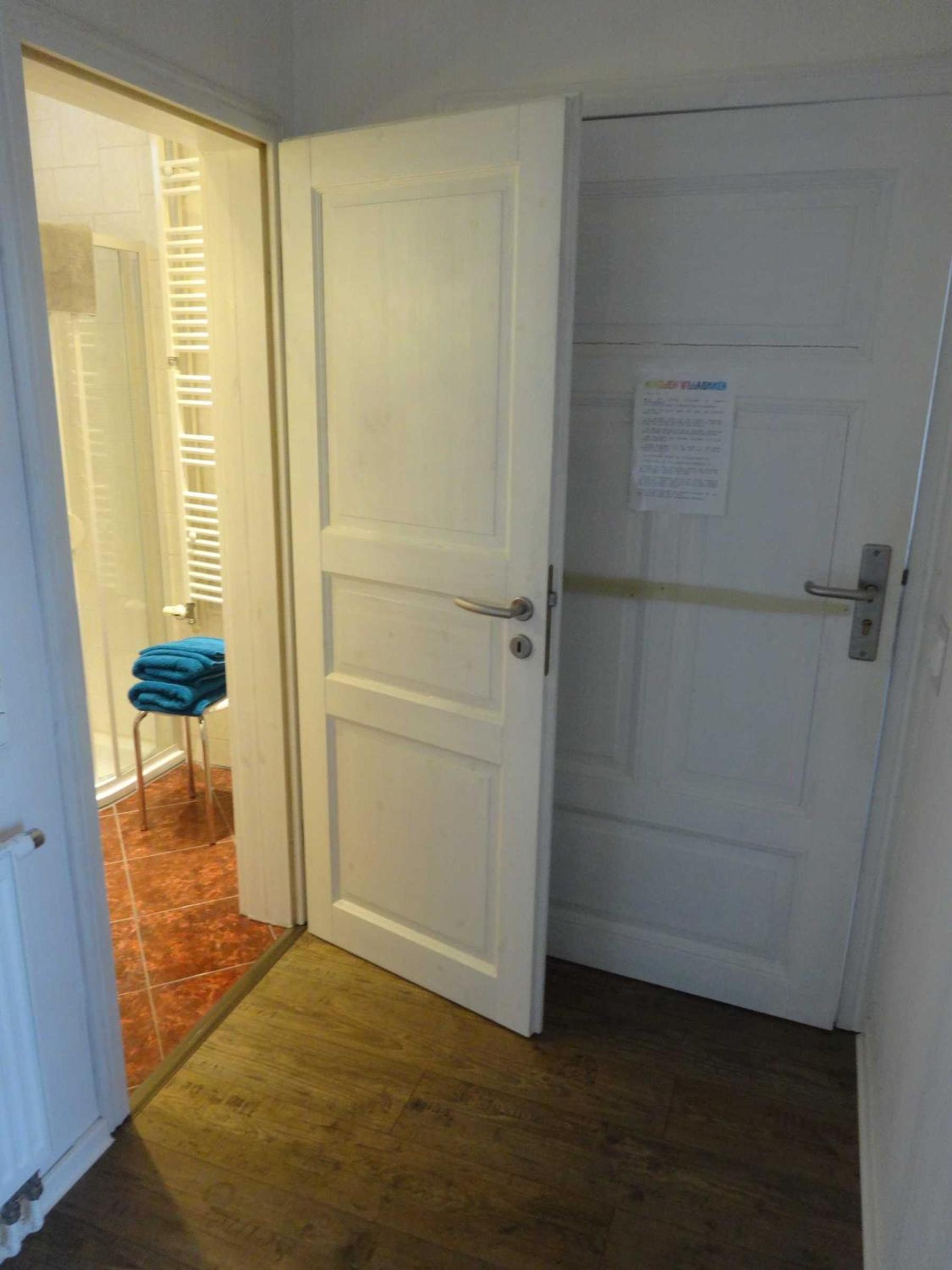 One-Bedroom Apartment with Shower photo 2