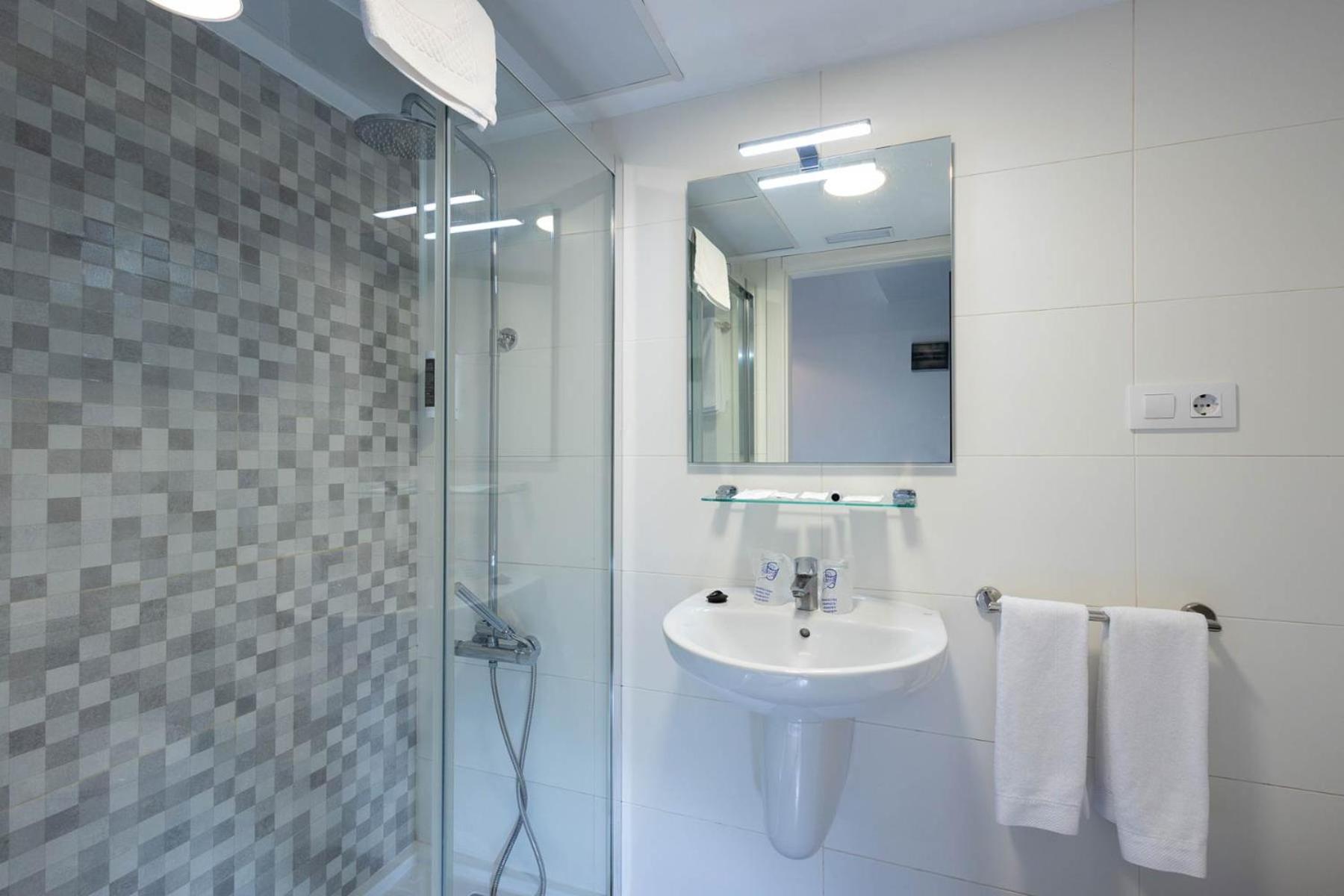 Twin Room - Photo 11