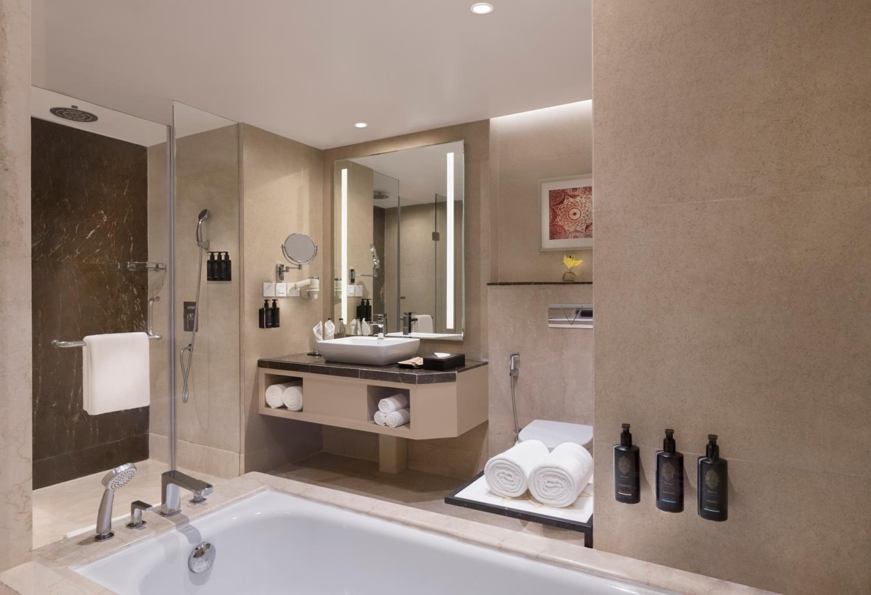 Executive Suite Room with seating area and terrace - 15% discount on food and beverage, spa and laundry | 1+1 IMFL Happy Hours from 6 to 8 pm photo 3