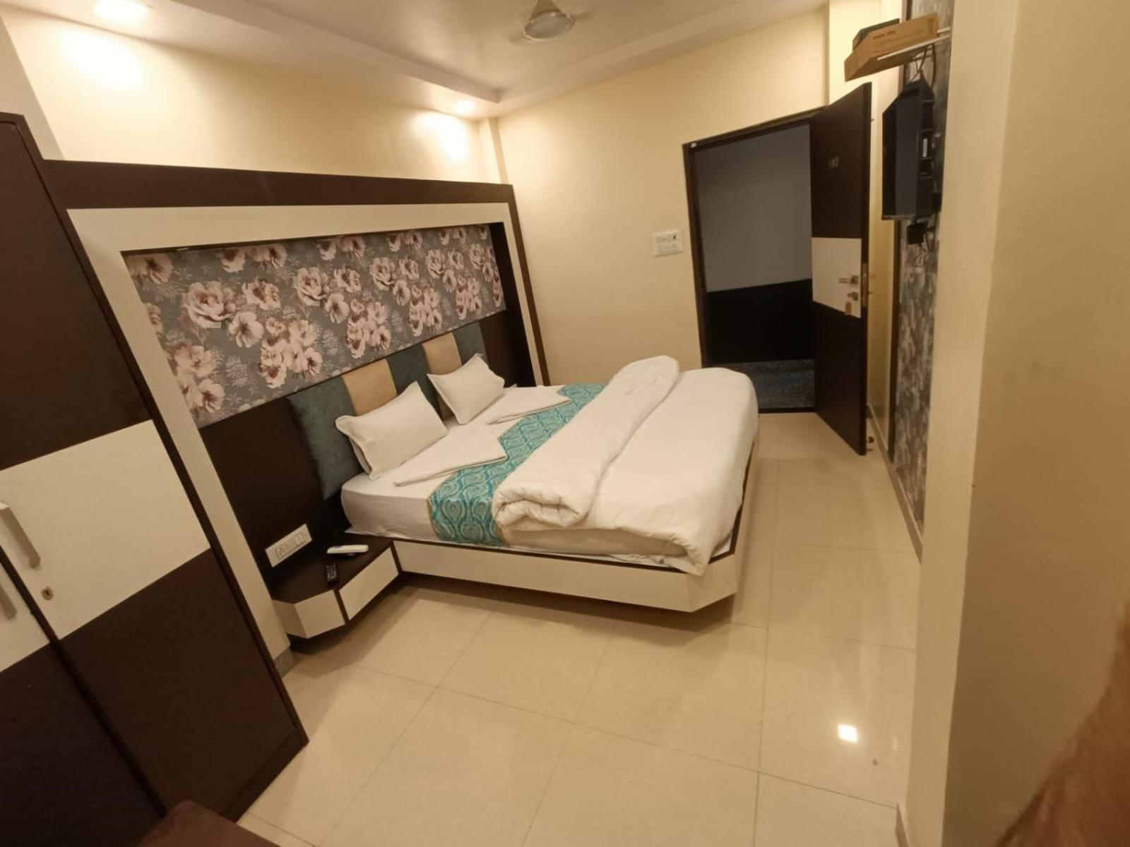Deluxe King Room photo 2