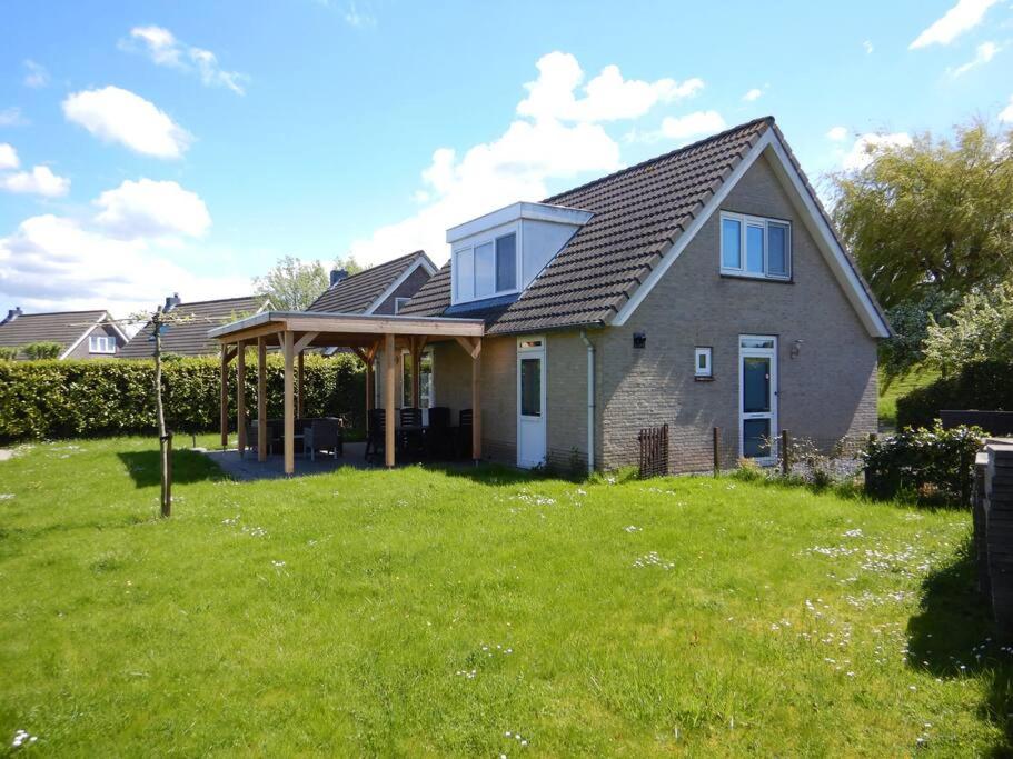 Three-Bedroom House photo 3