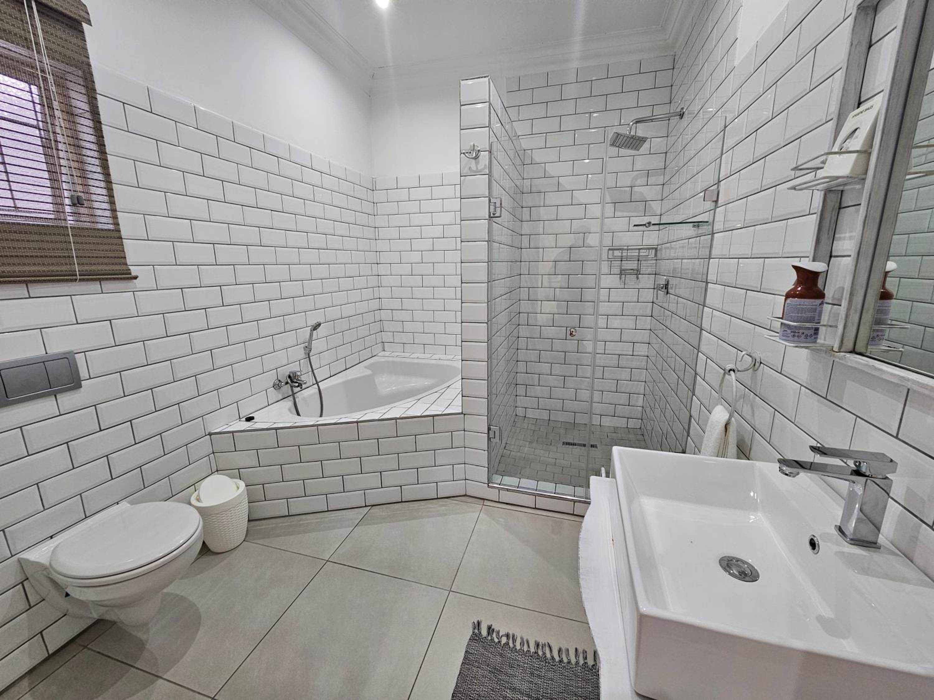 Deluxe One-Bedroom Apartment with Garden View - Photo 3