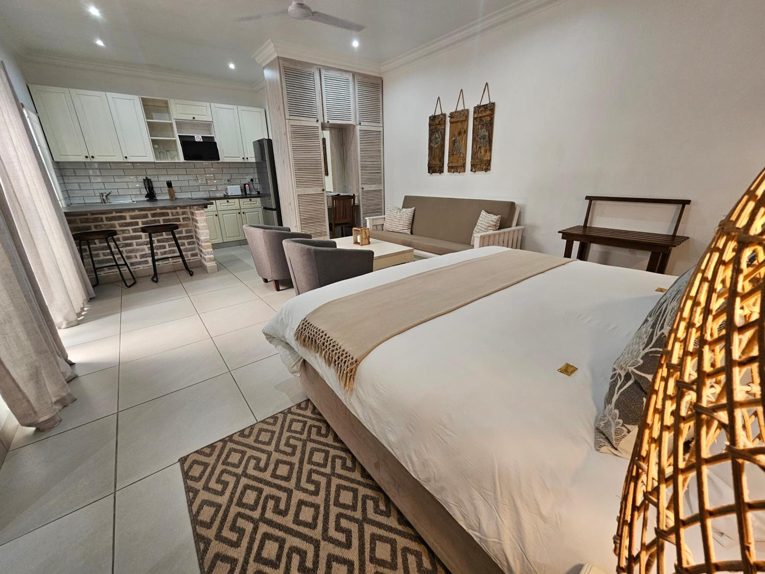 Deluxe One-Bedroom Apartment with Garden View - Photo 11