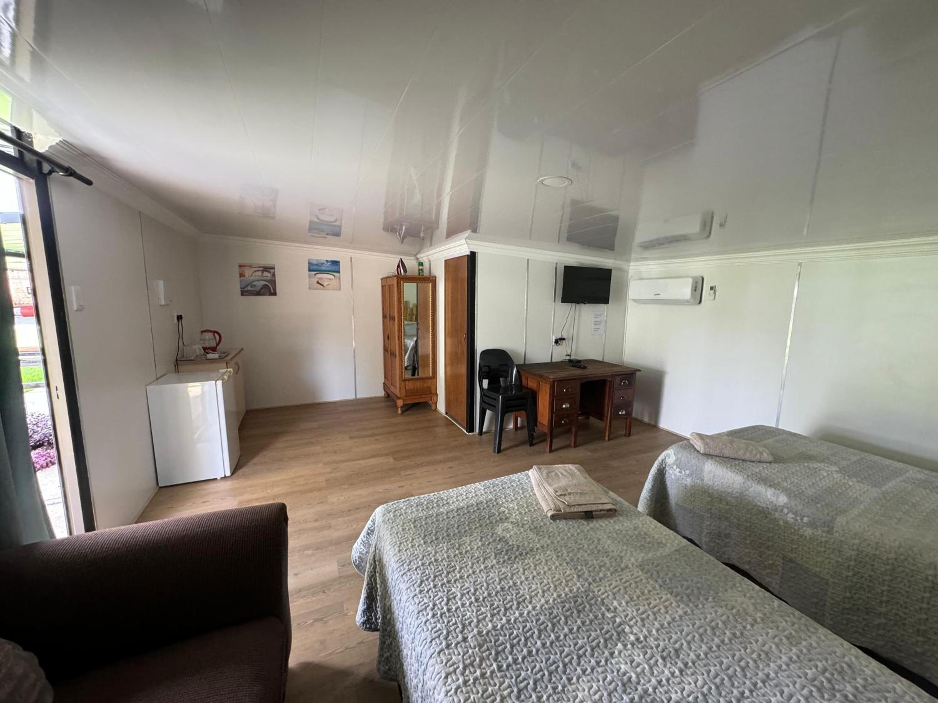 Standard Twin Room - Photo 3