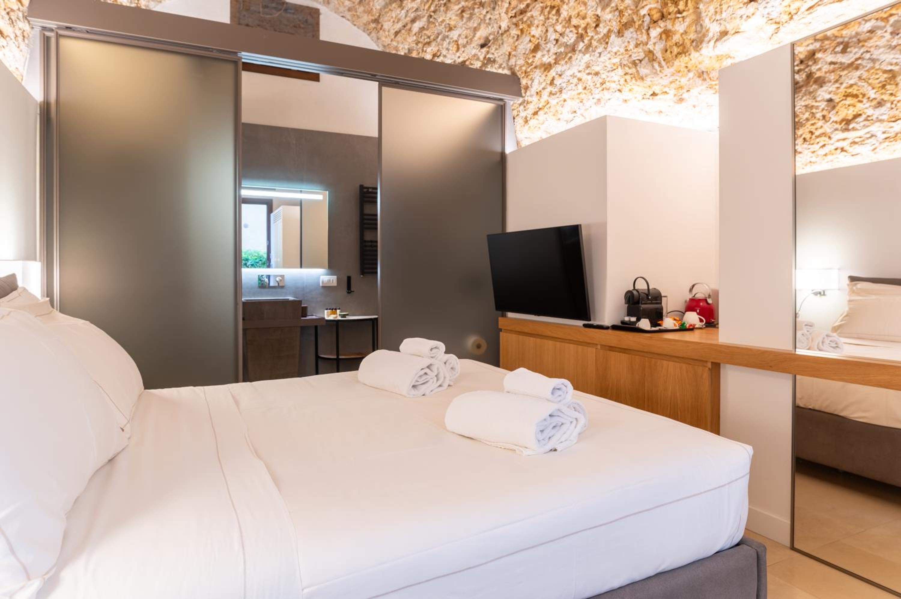 Standard Double Room - Photo 3