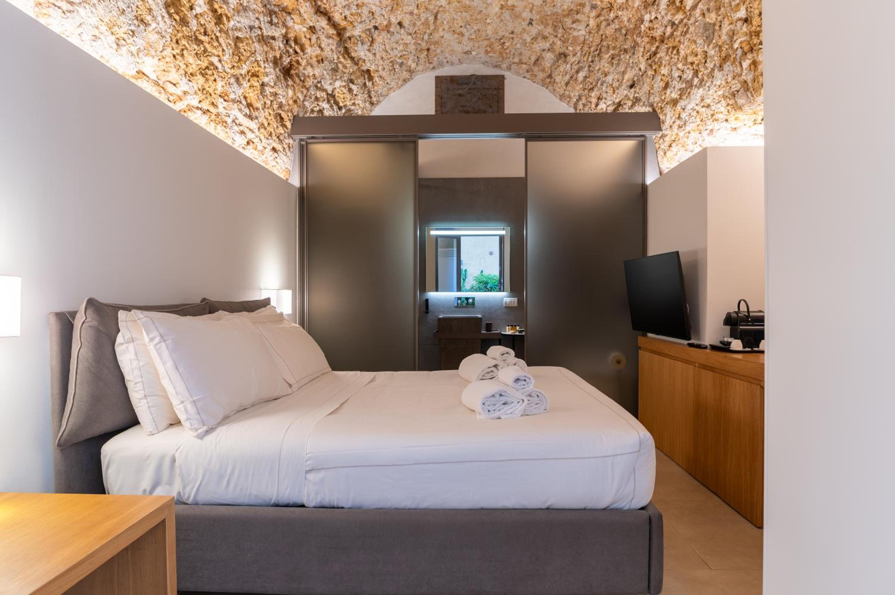 Standard Double Room - Photo 5