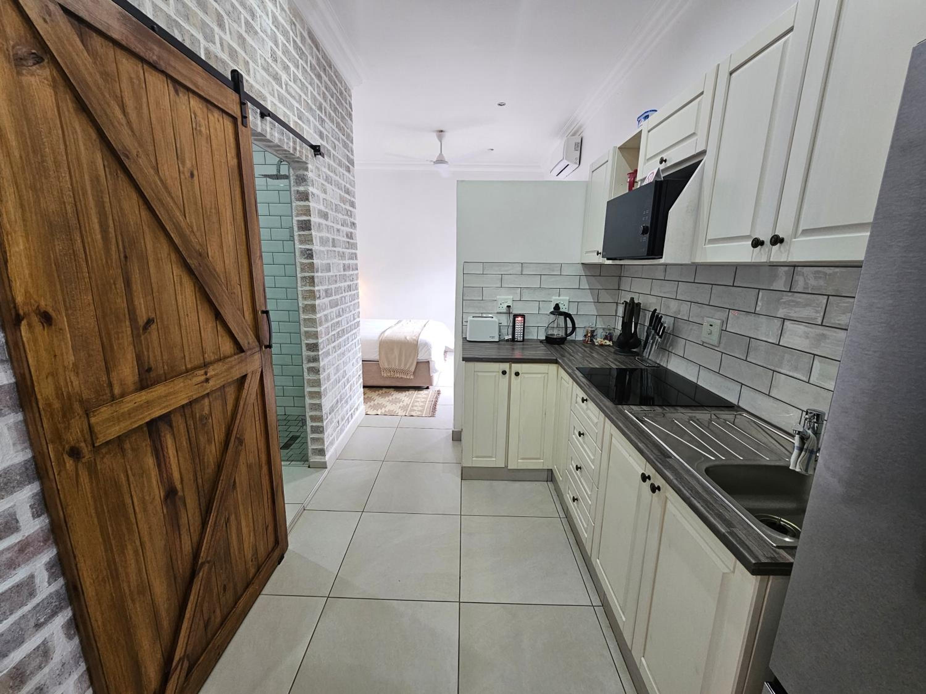 Apartment with Balcony - Photo 4
