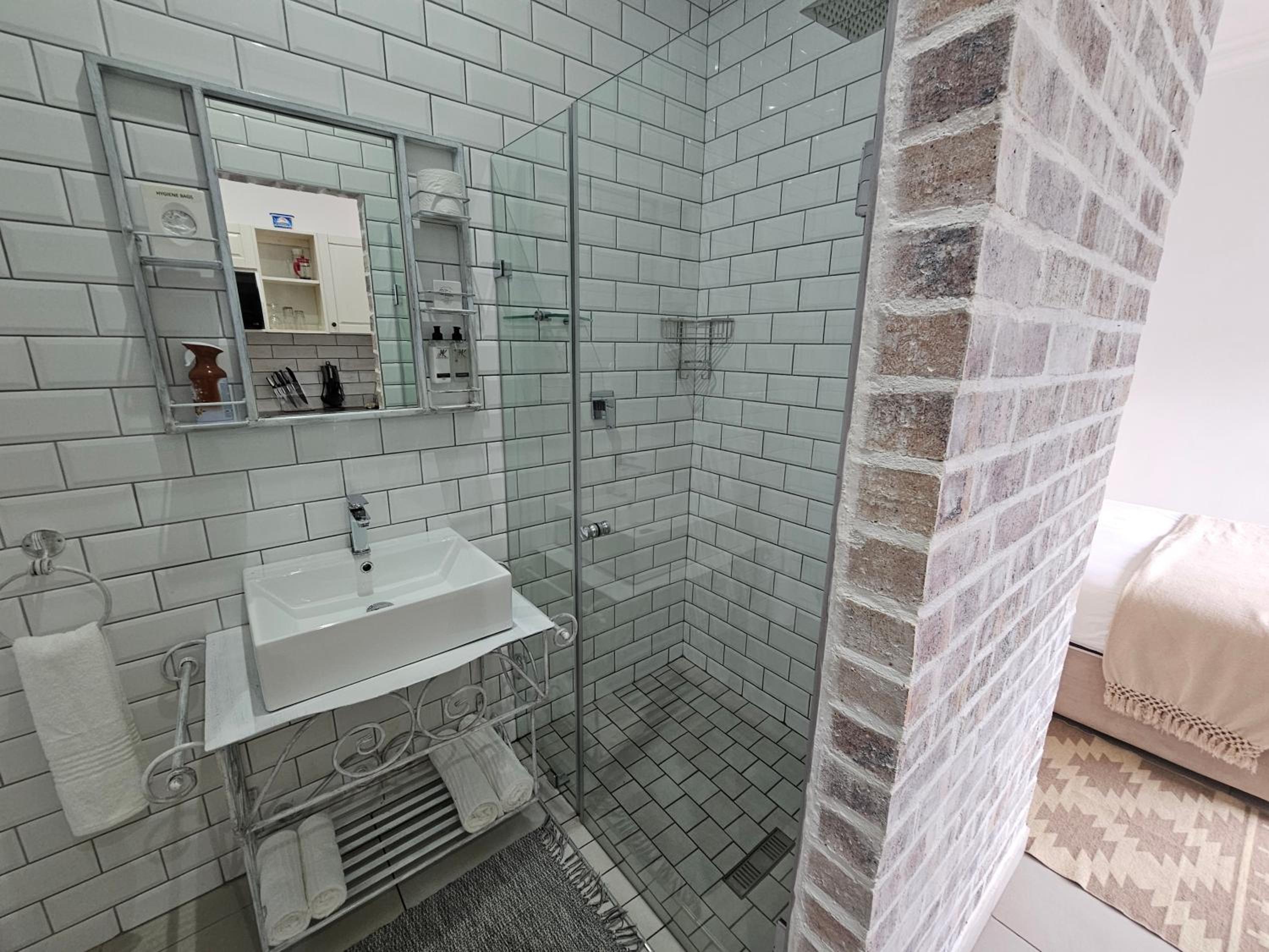 Apartment with Balcony - Photo 7