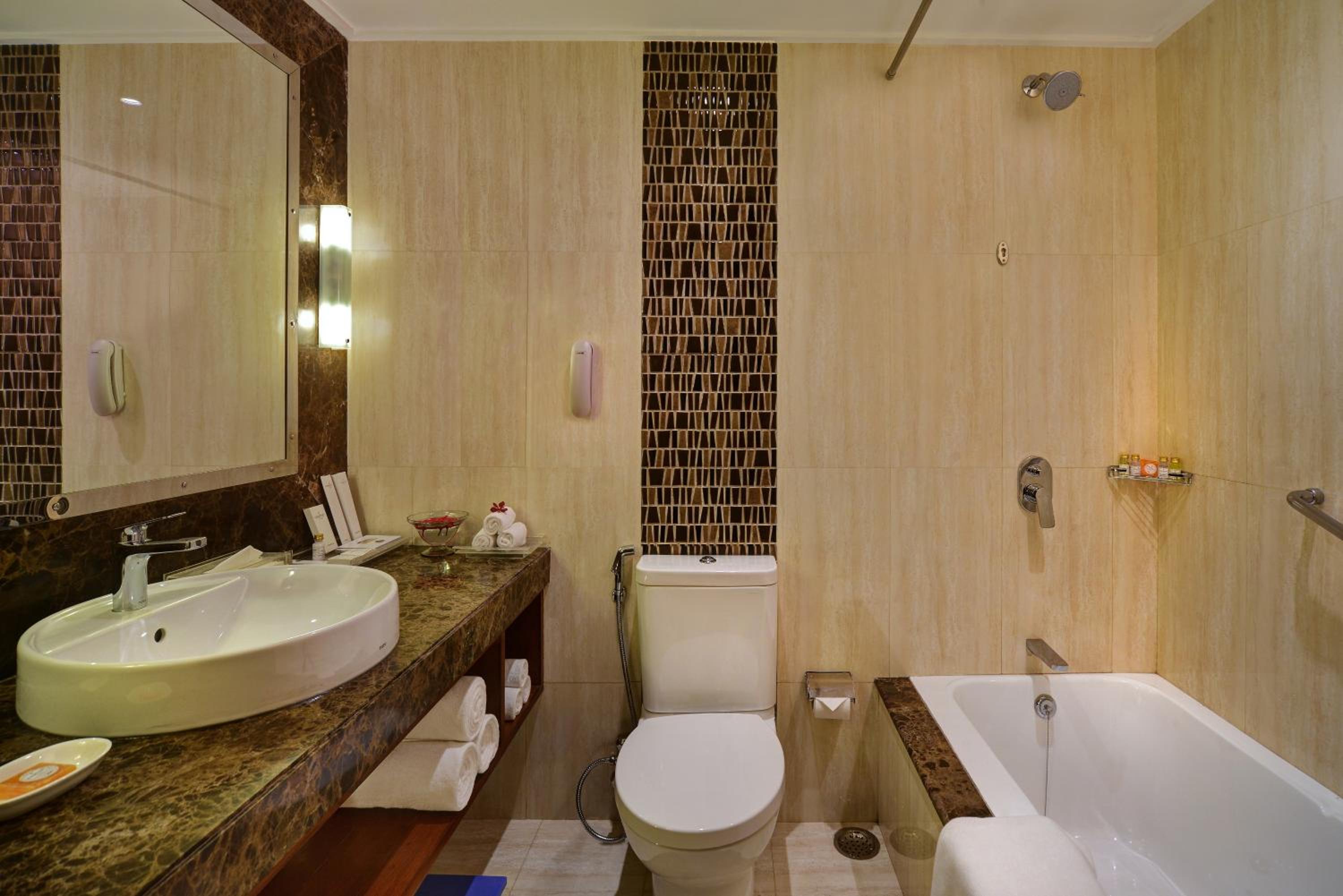 Business Double Room : (Enjoy INR 500 credit on dinner buffet at Mosaic Restaurant, Happy Hours 1+1 offer on Alcoholic Beverages 12 PM-6 PM, Soft Beverages (Except Dragon House), 2 pints of House Beer per room once during stay,10% off Laundry and Spa) - Photo 2