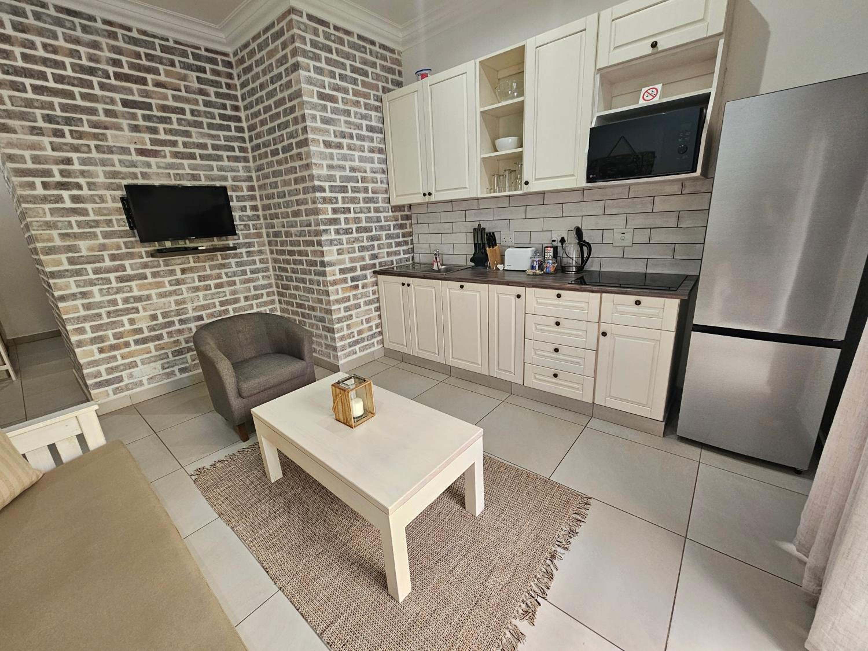 One-Bedroom Apartment with Pool View - Photo 4