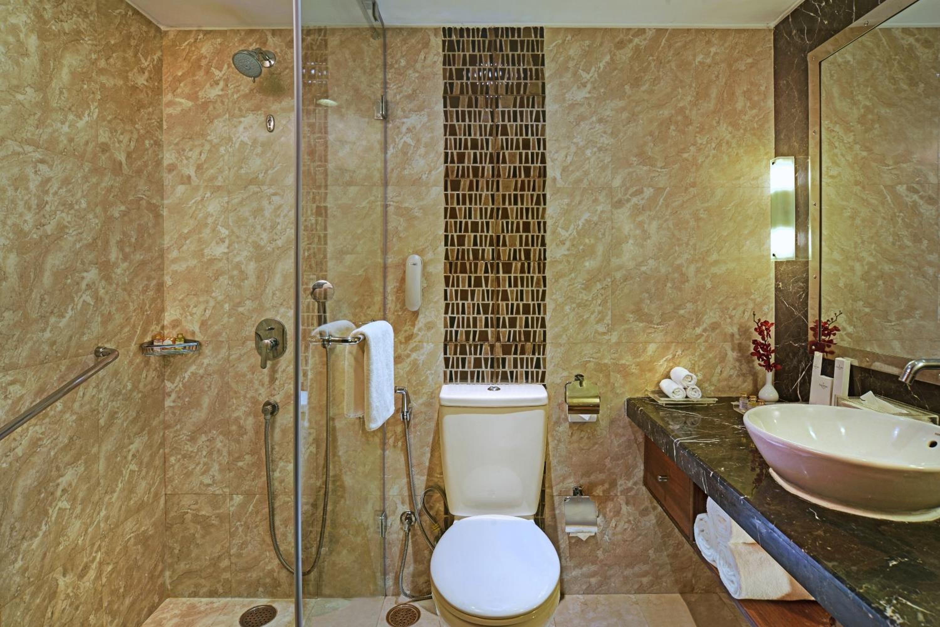 Standard Room: (Enjoy Happy Hours 1+1 offer on Beverages 12 PM-6 PM  (Except Dragon House), 10% off on Spa and Laundry service, INR 500 credit on dinner buffet at Mosaic Restaurant) - Photo 3