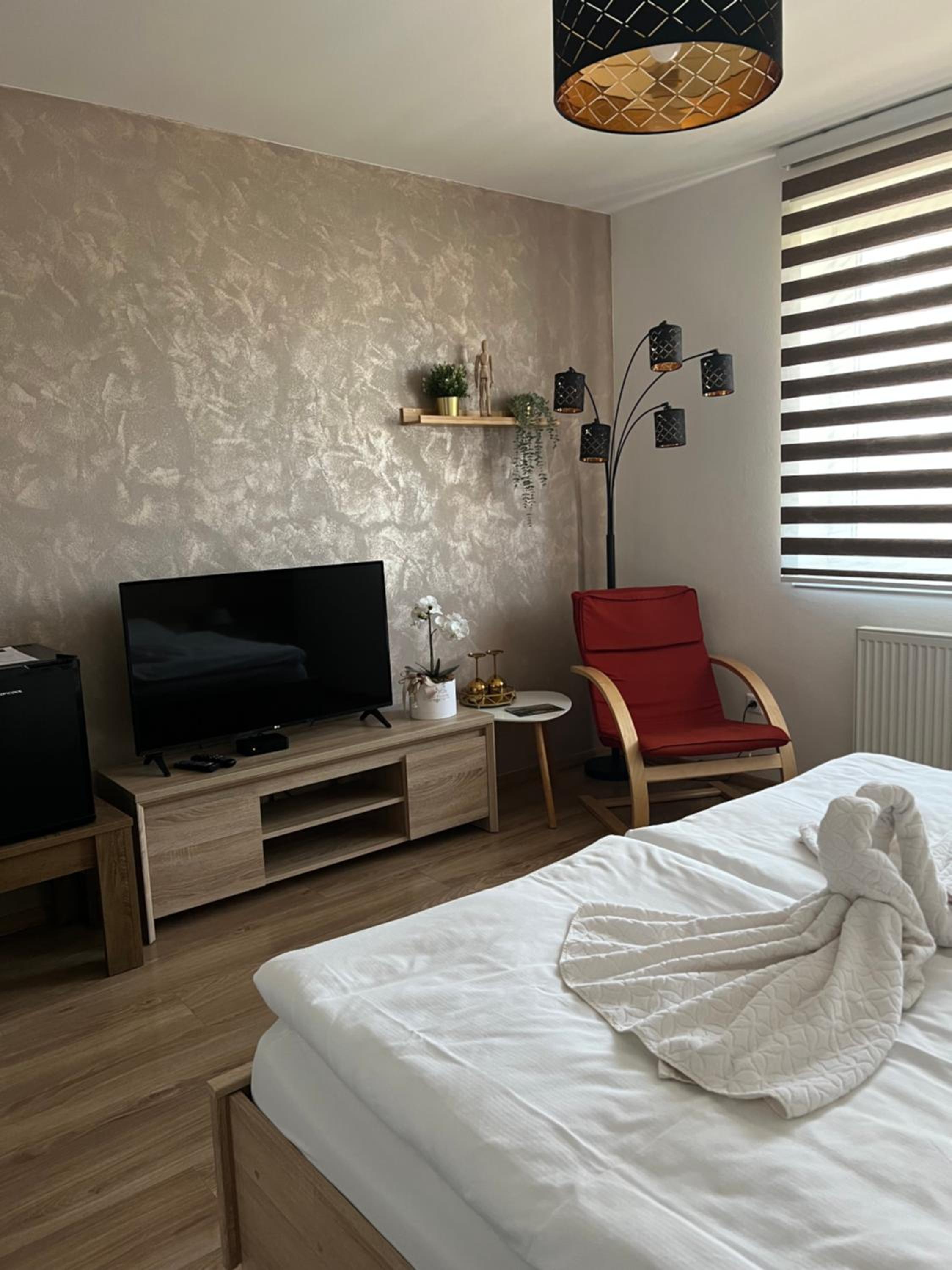 Large Double Room - Photo 4