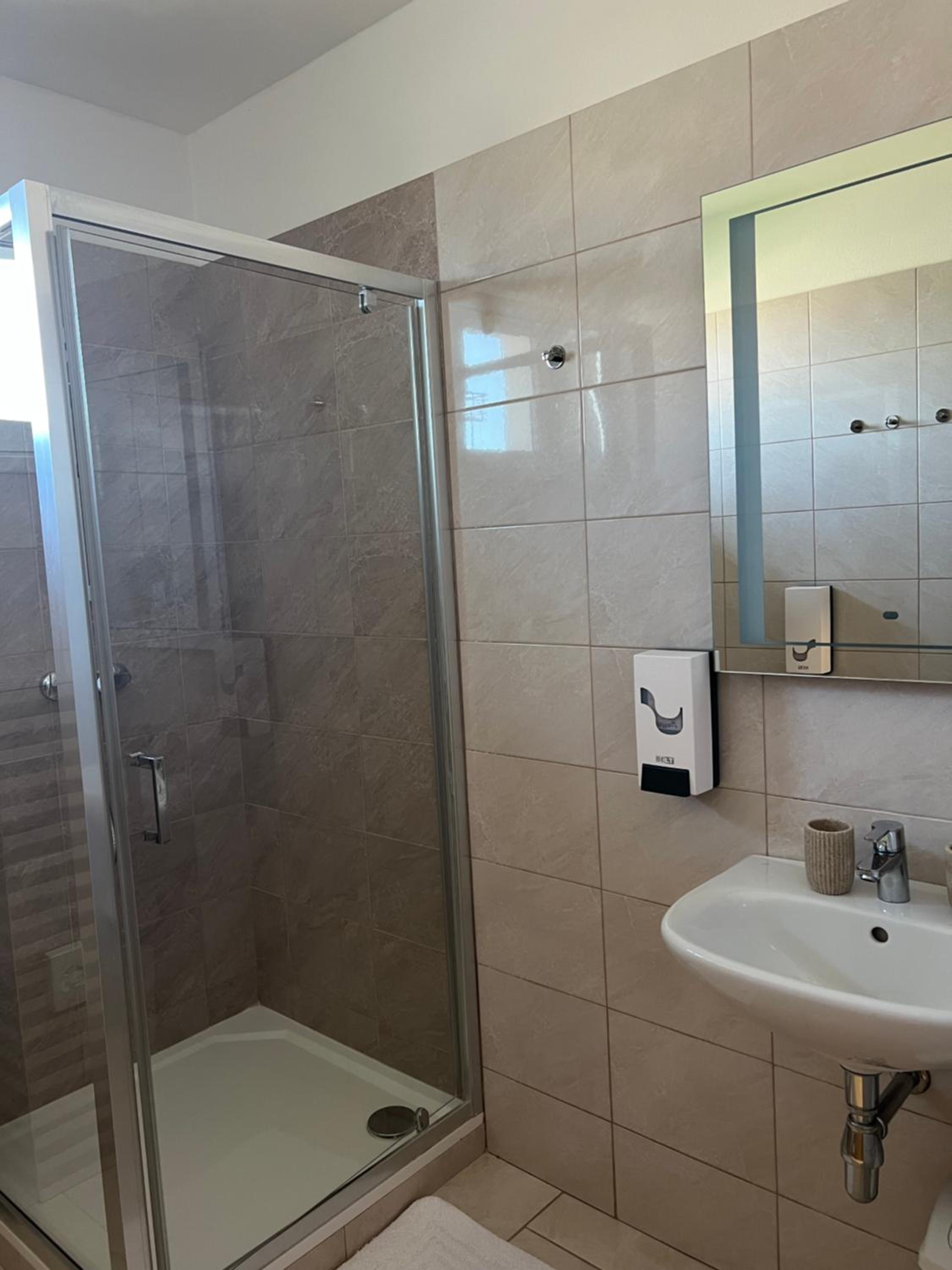 Large Double Room - Photo 6