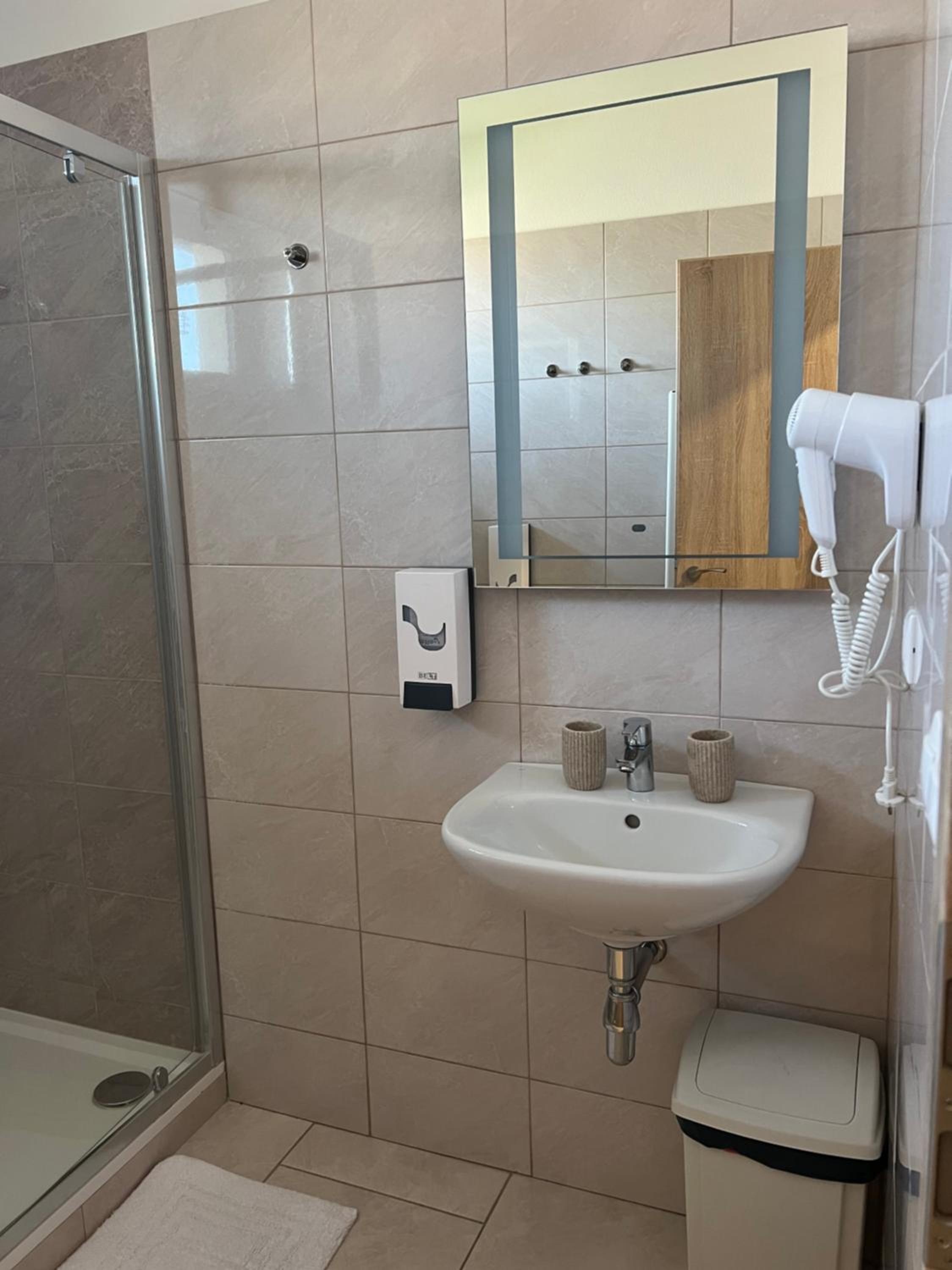 Large Double Room - Photo 7