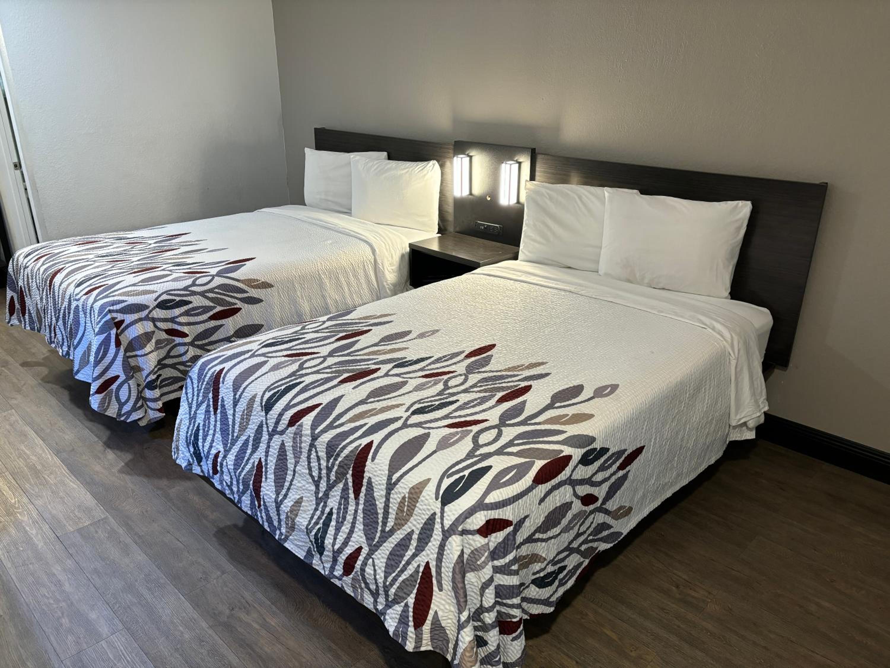 Deluxe Room with Two Double Beds Non-Smoking - Photo 2