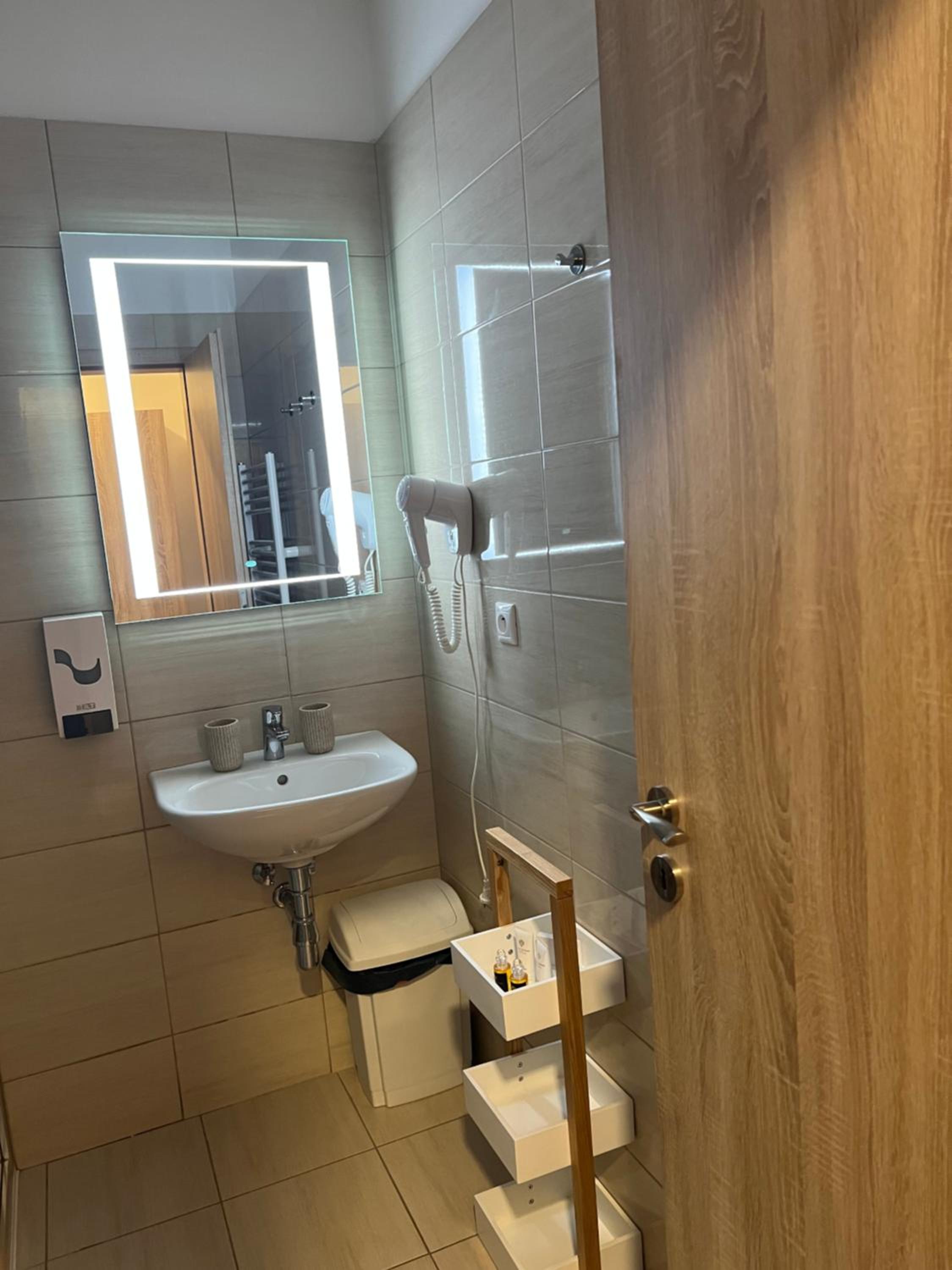 Standard Twin Room - Photo 7