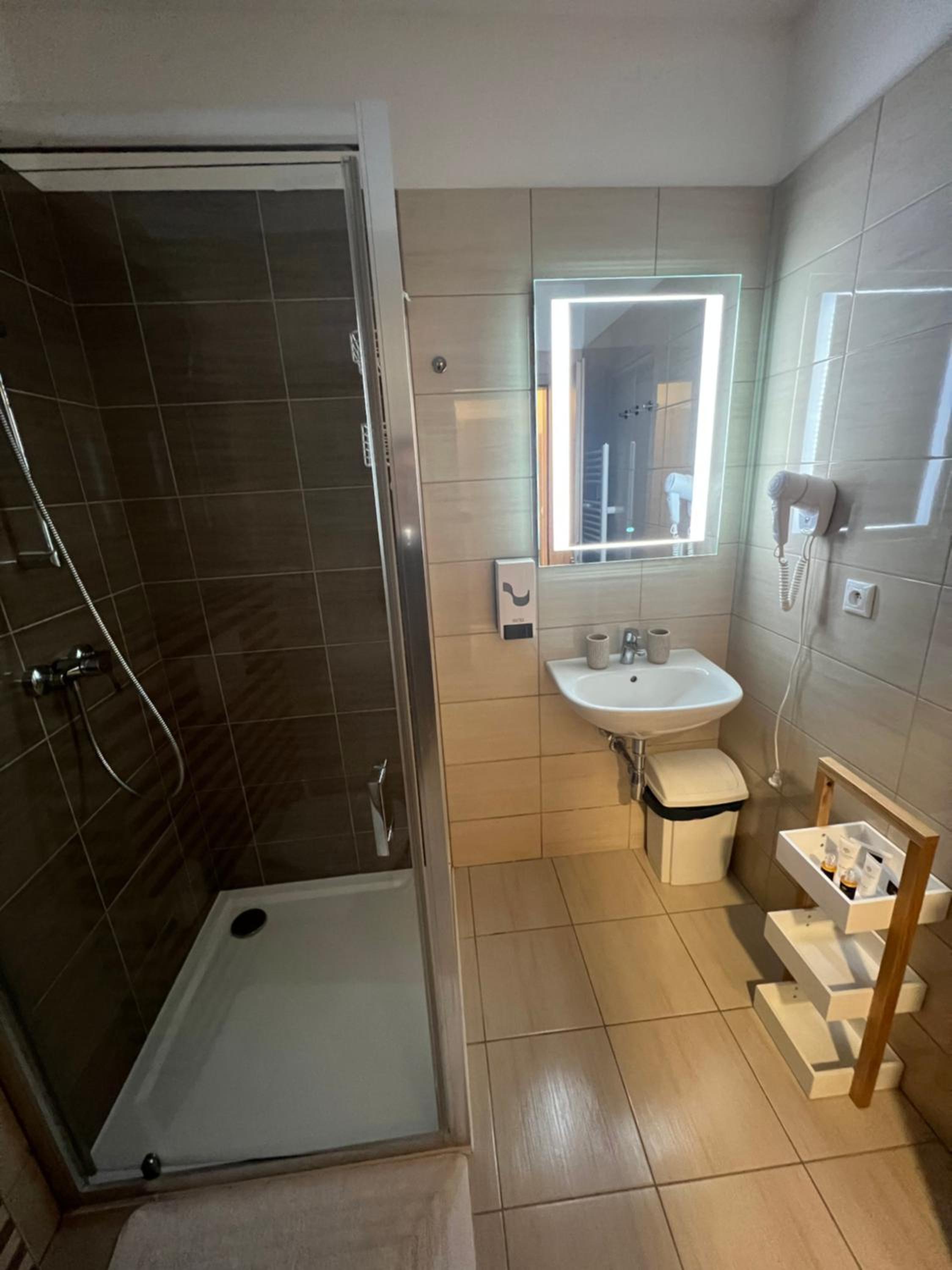 Standard Twin Room - Photo 6