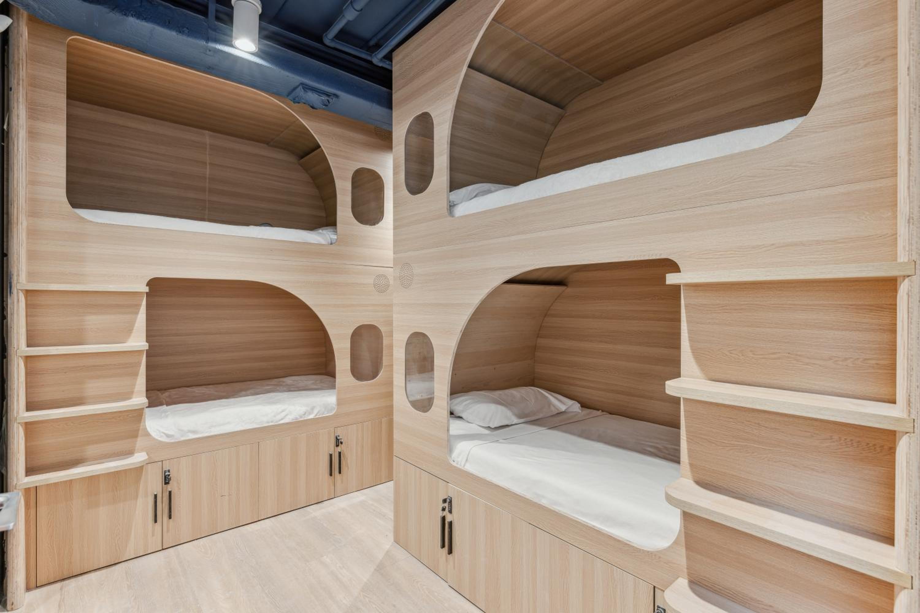 Quadruple Room with Private Bathroom photo 2
