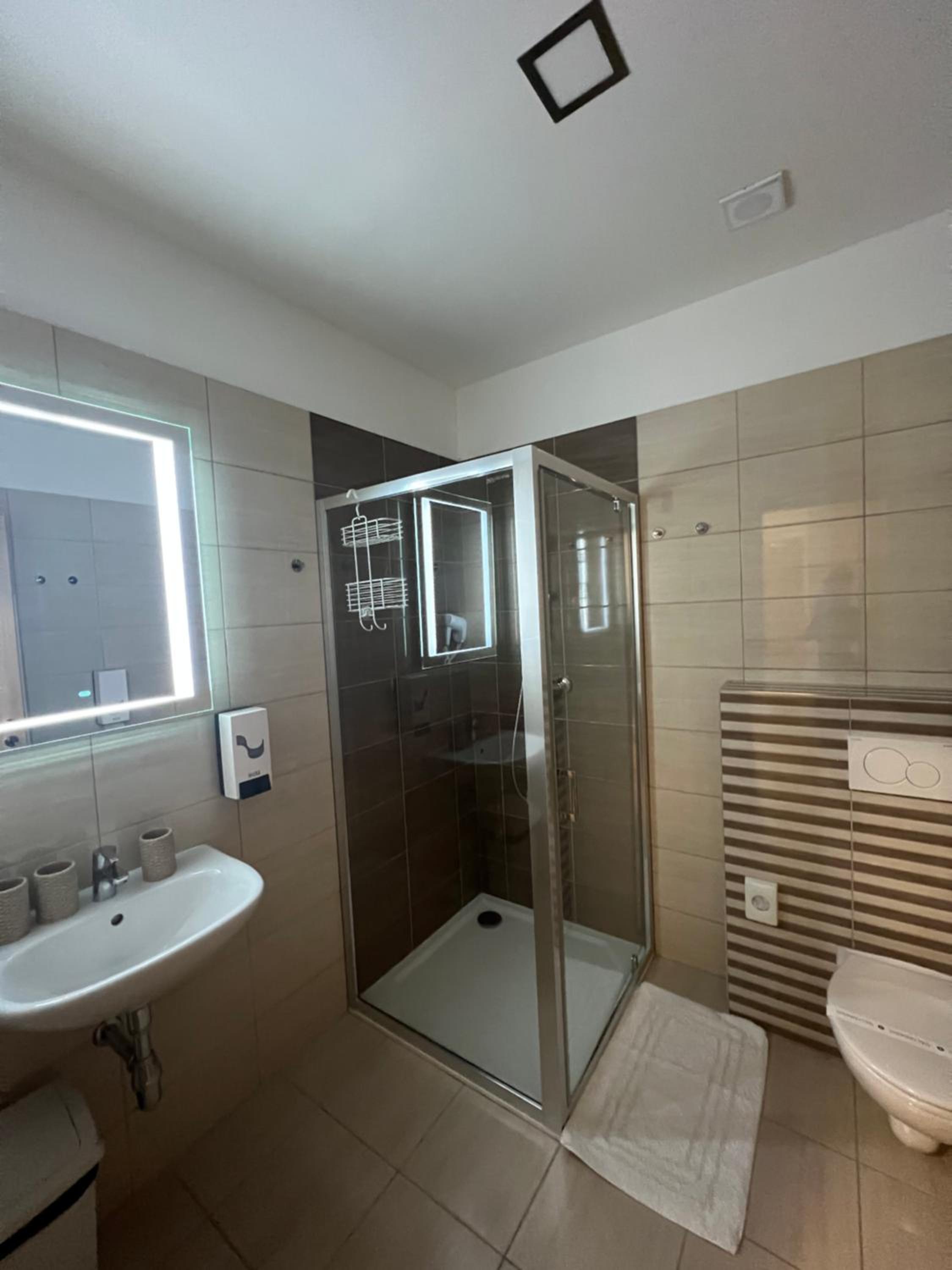 Standard Triple Room - Photo 8
