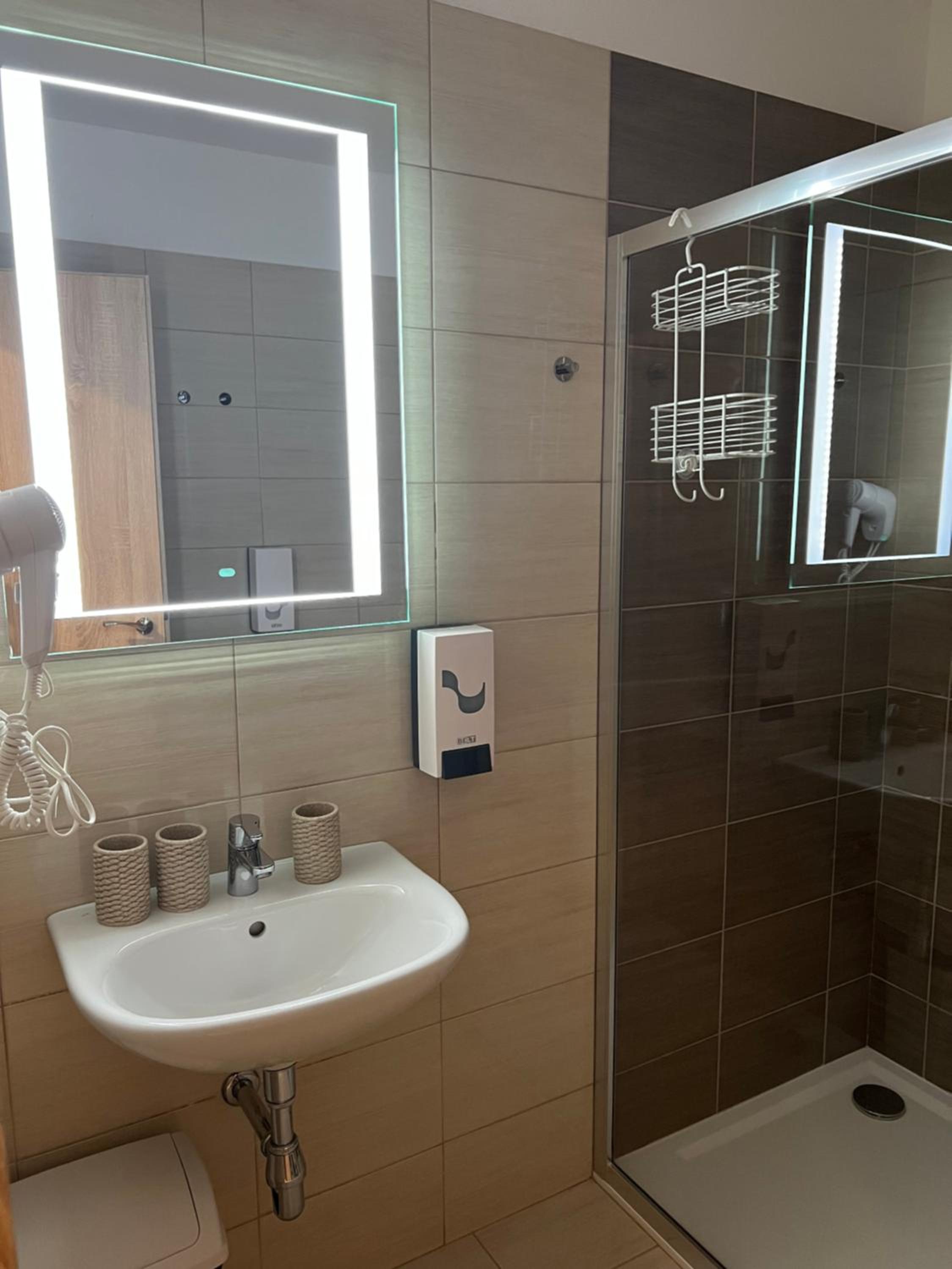 Standard Triple Room - Photo 10