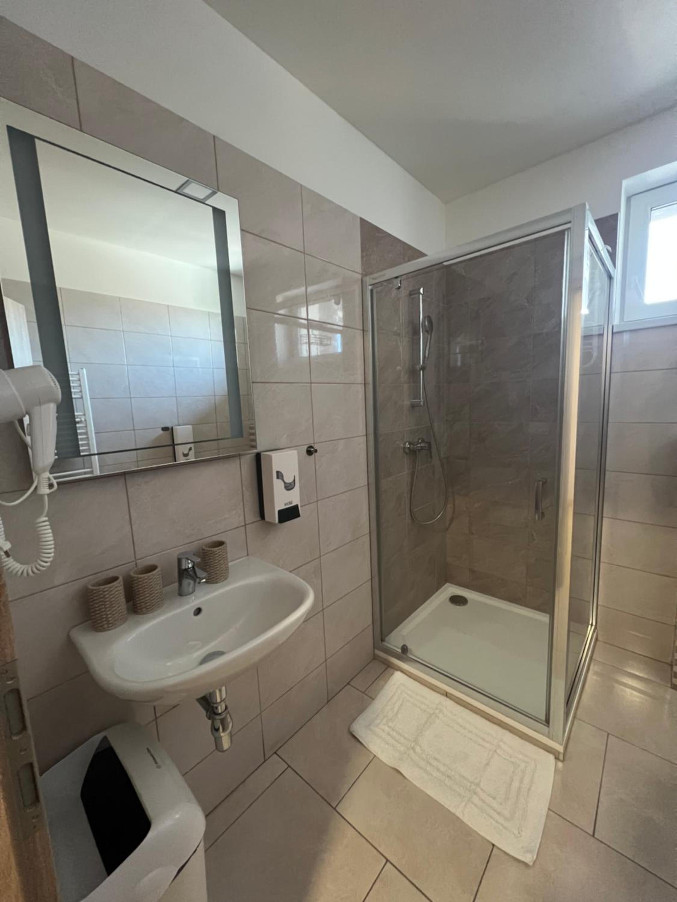 Standard Triple Room - Photo 9