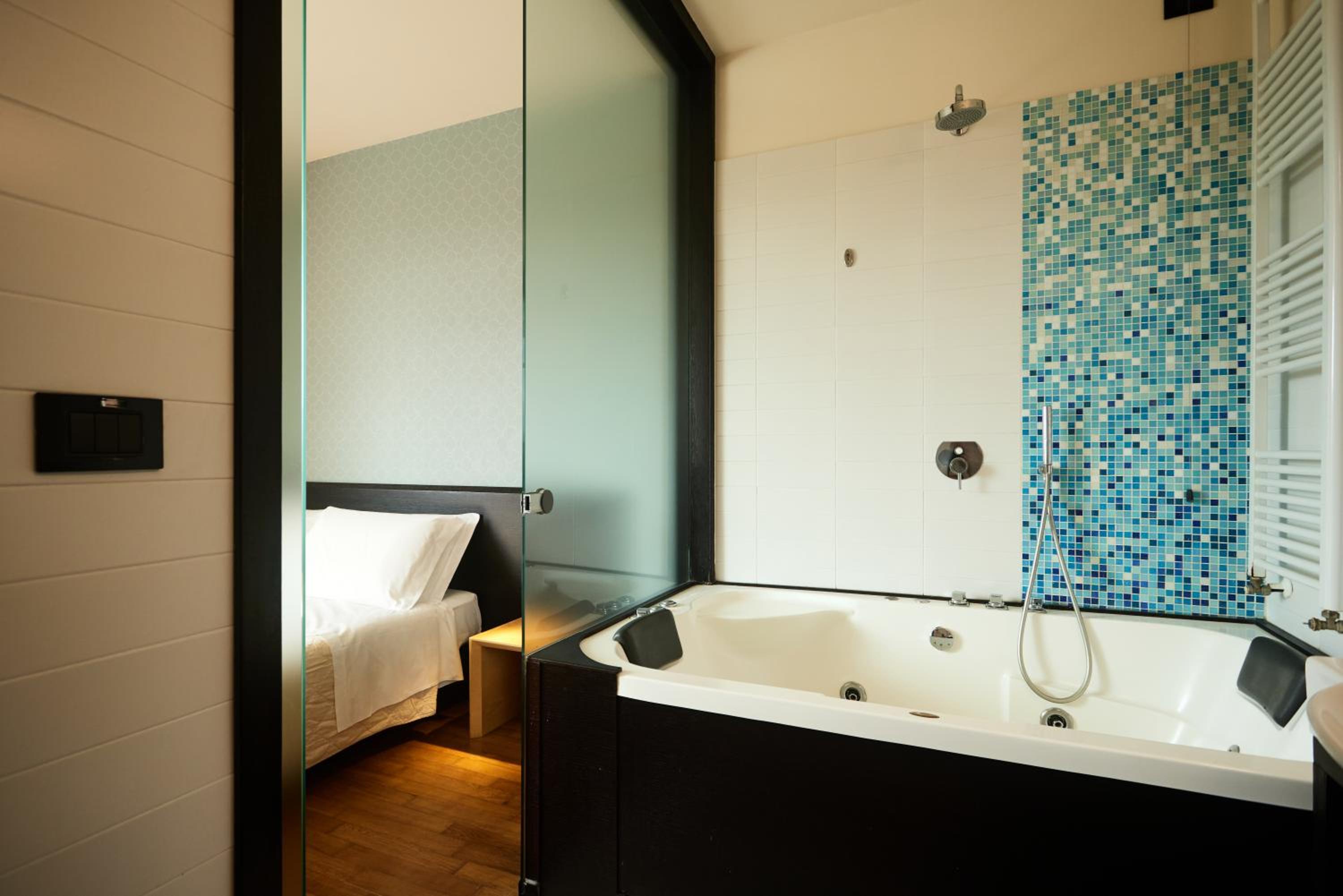 Superior Double Room with Spa Bath - Photo 14