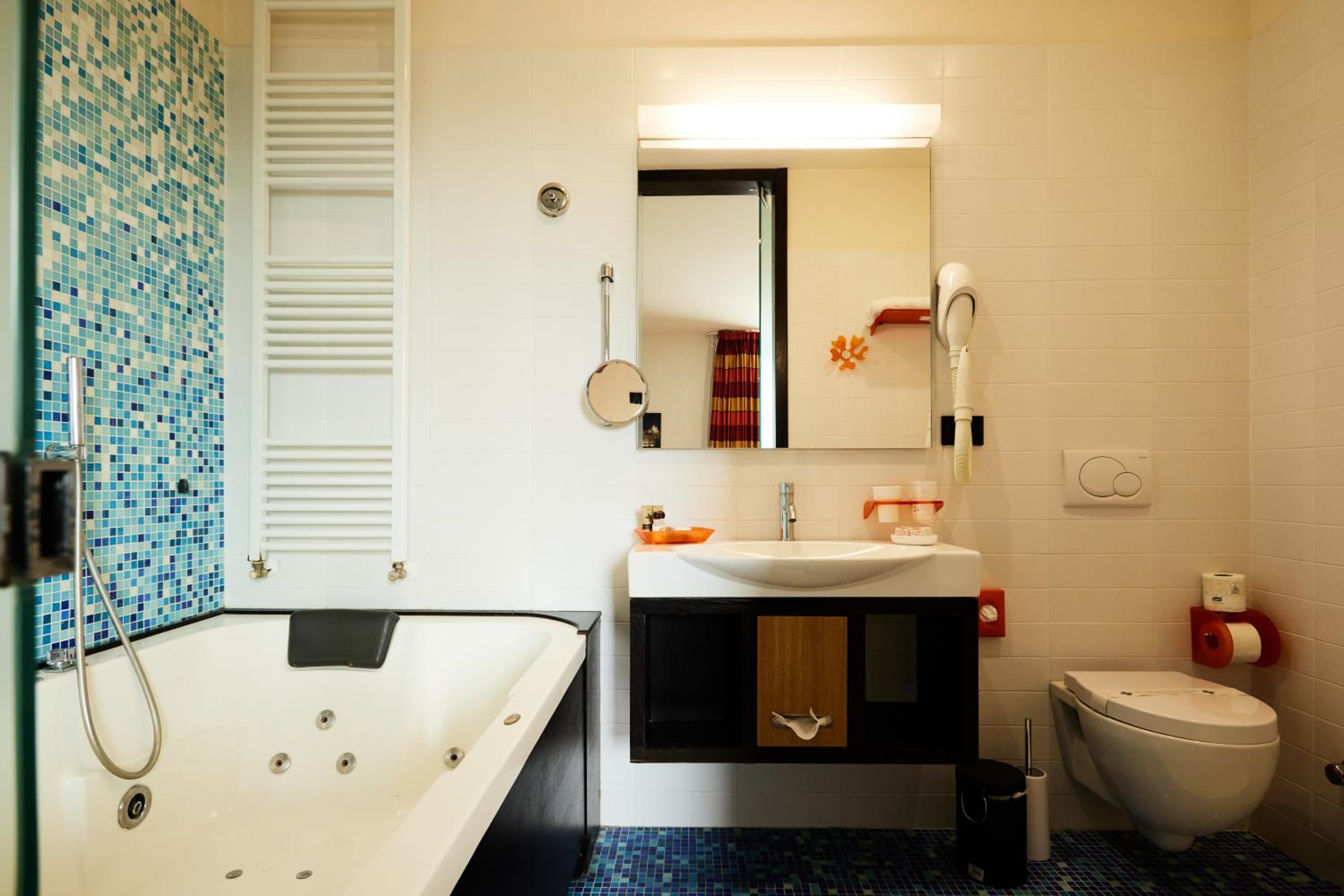 Superior Double Room with Spa Bath - Photo 18