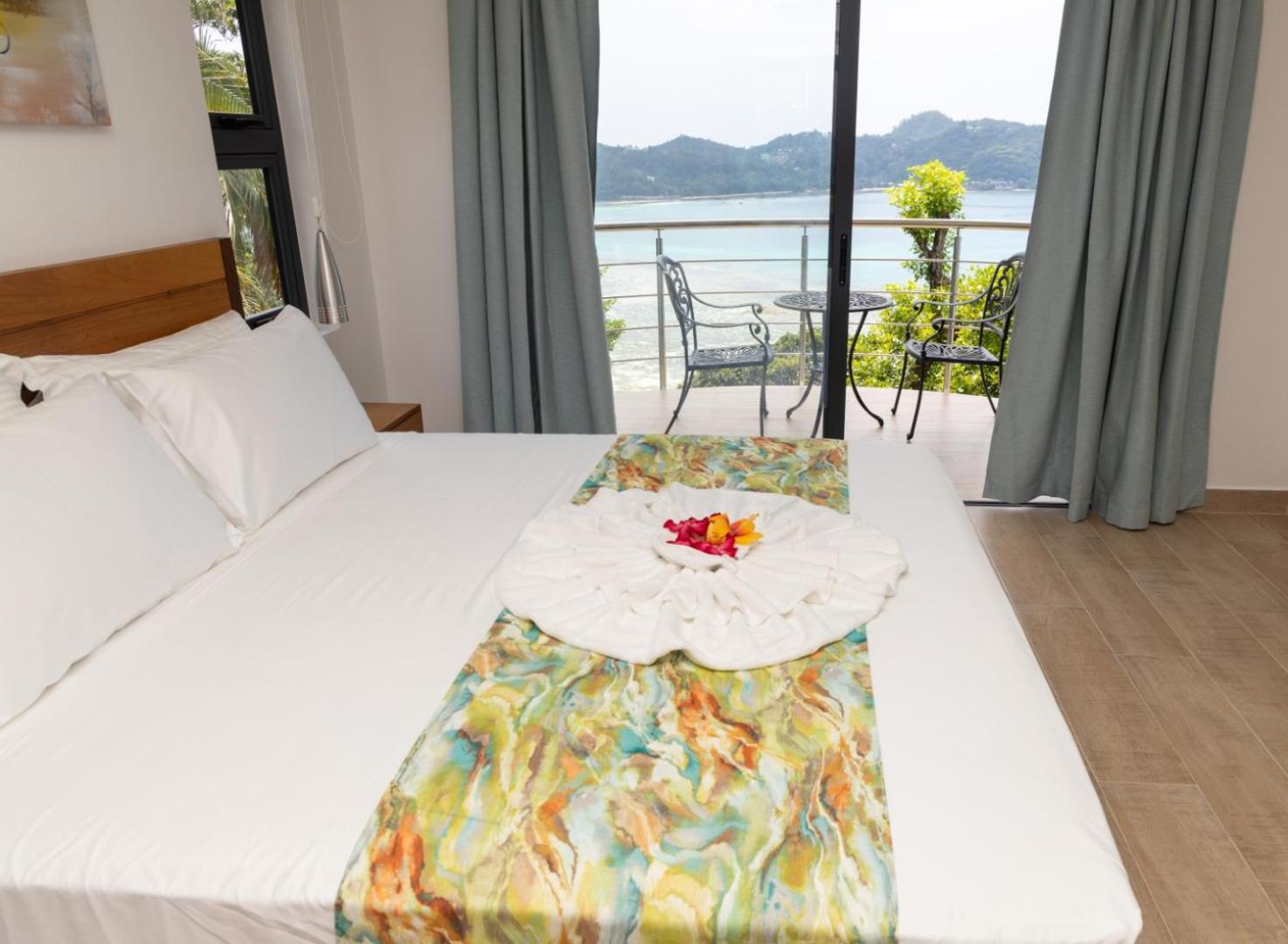 Deluxe One-Bedroom Apartment with Ocean View