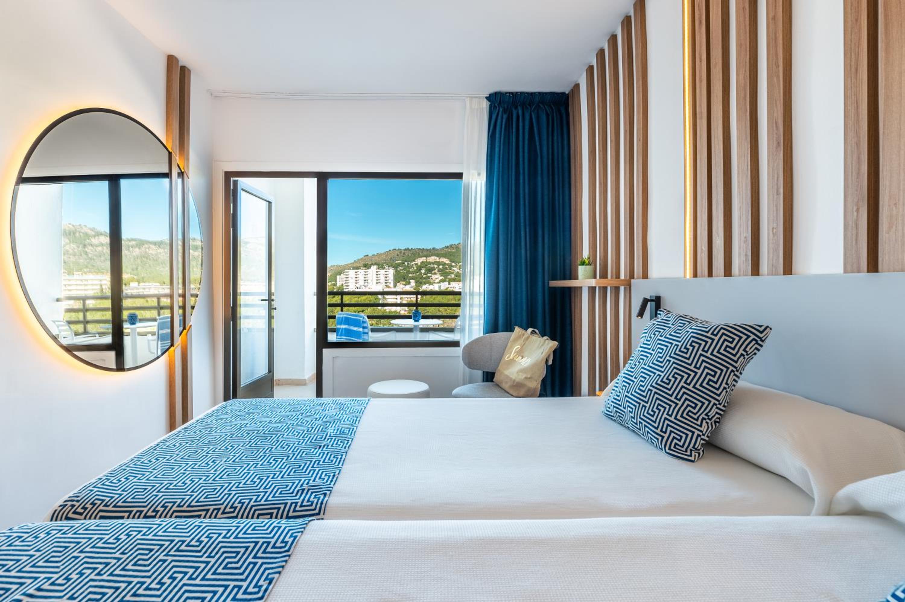 Twin Room with Side Sea View - Photo 9