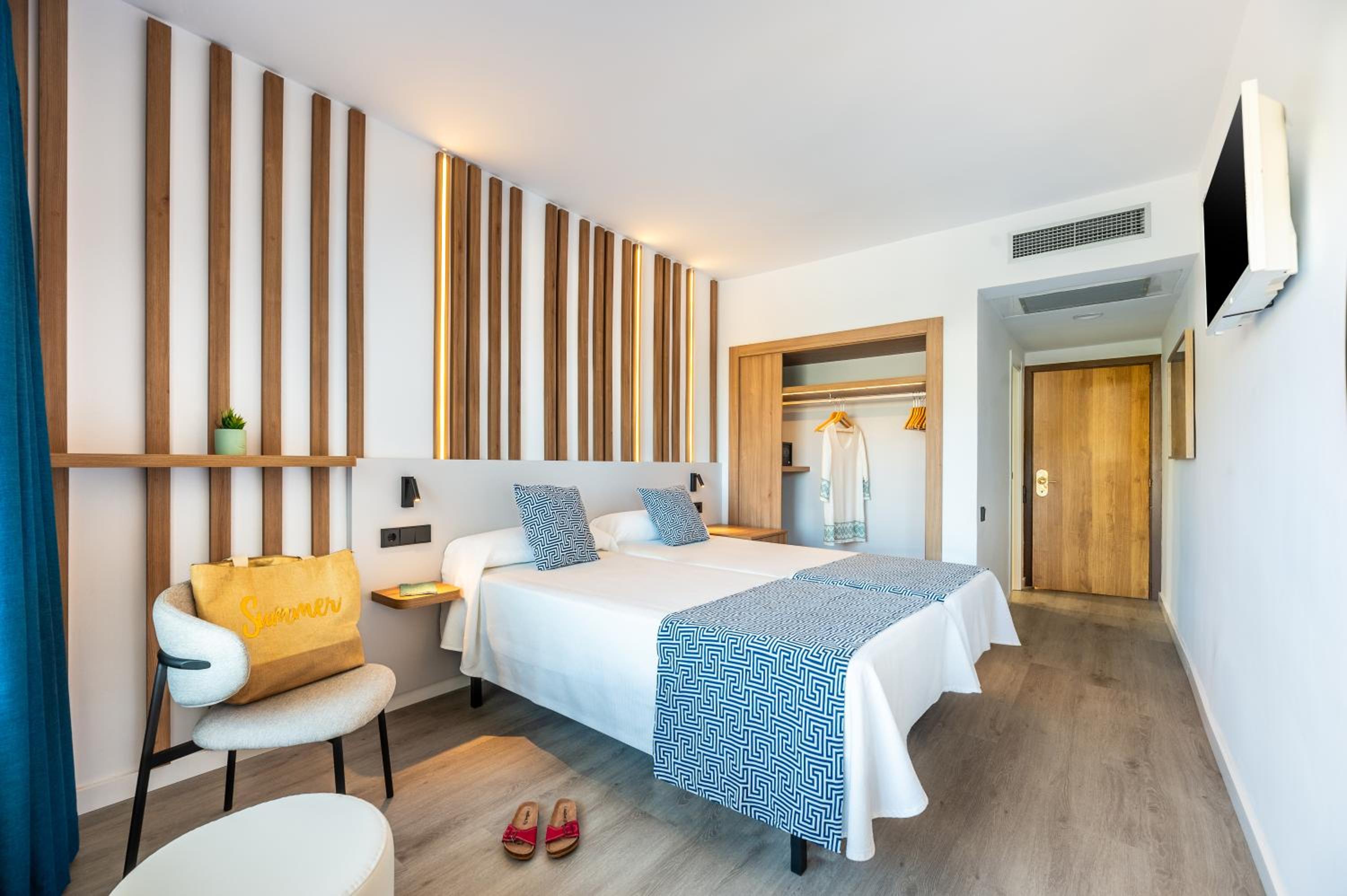 Twin Room with Side Sea View thumbnail 5