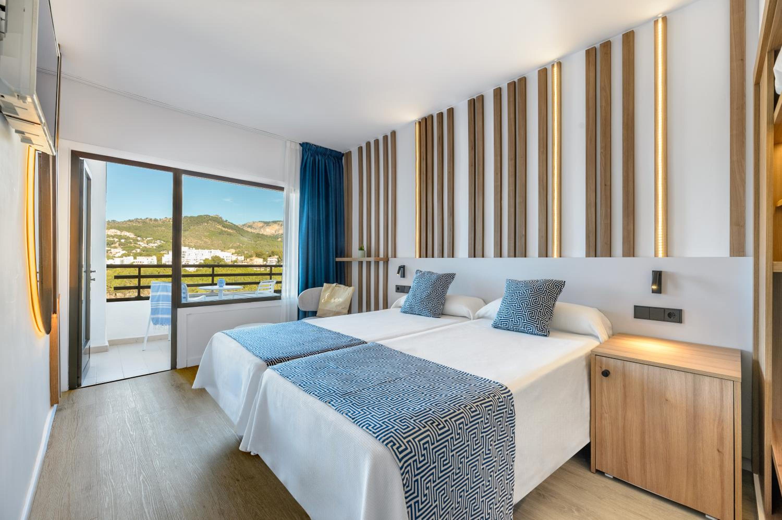 Twin Room with Side Sea View - Photo 7
