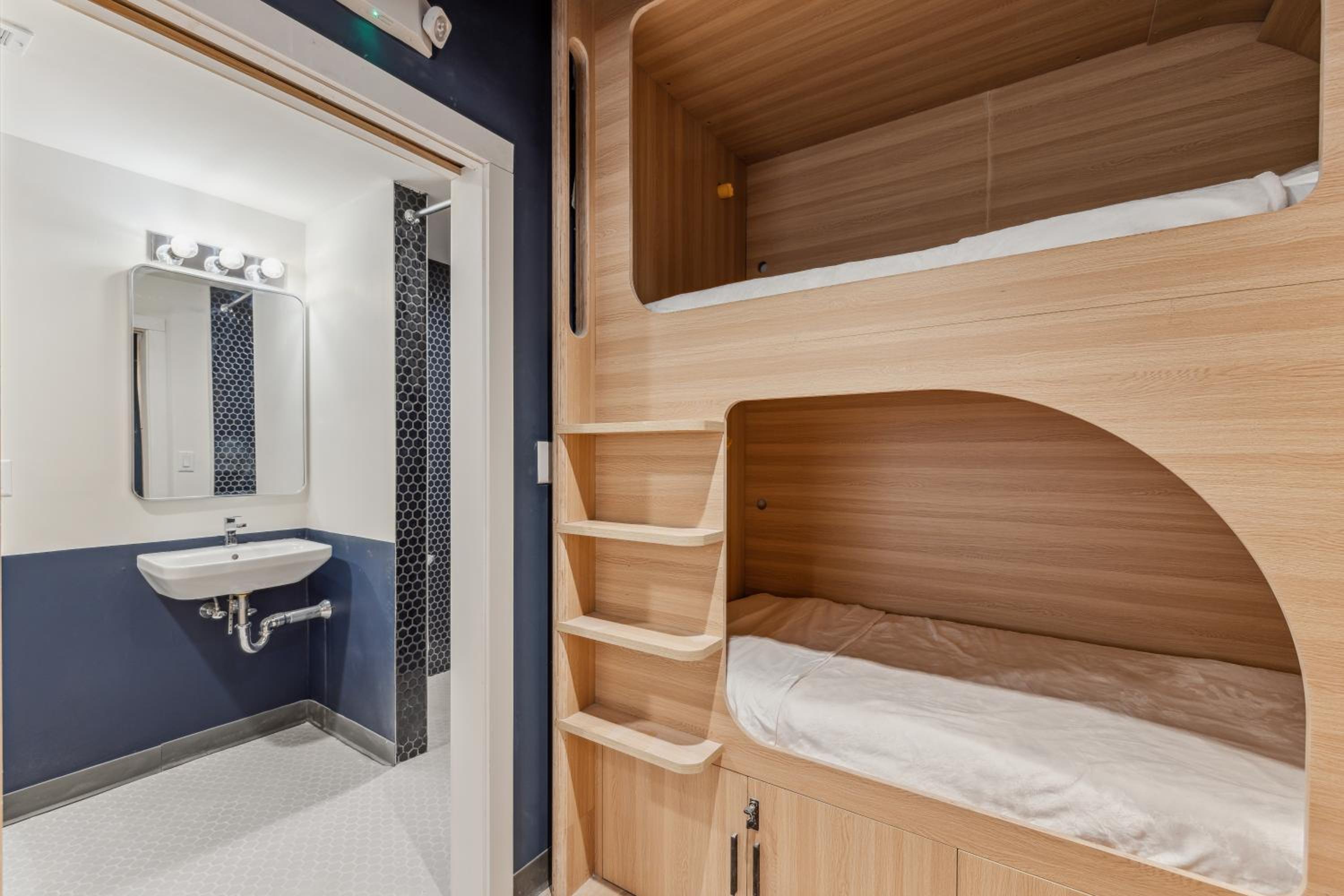 Quadruple Room with Private Bathroom photo 1