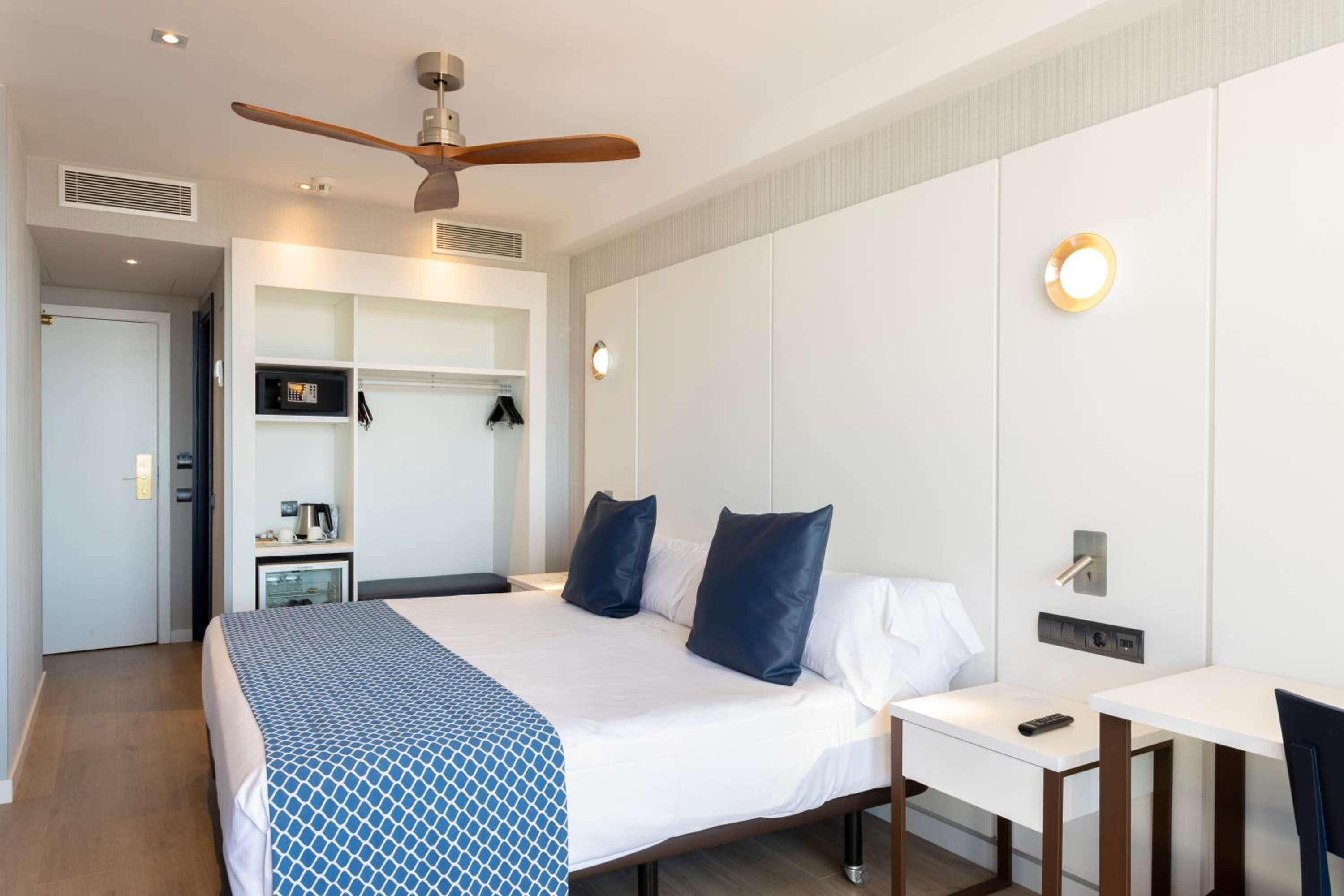 Premium Double Room with Sea View - Photo 2